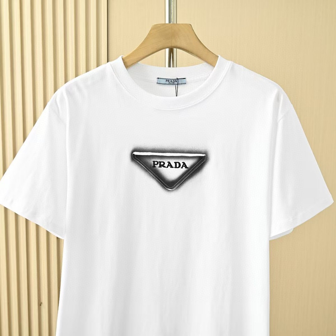 Prada Camiseta de Algodón con Logo Bordado para Hombre y Mujer 14 a1748144189955 8616