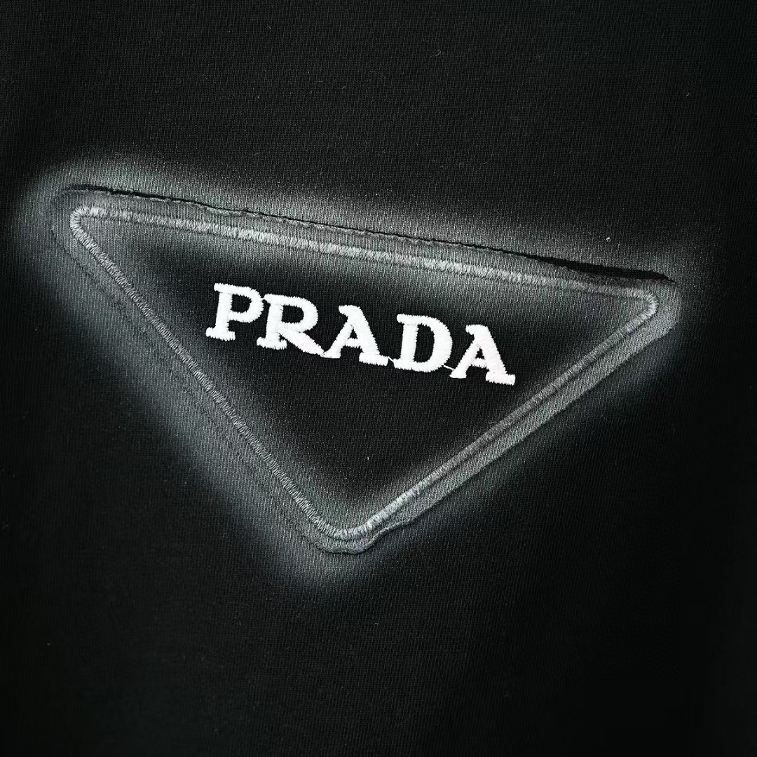 Prada Camiseta de Algodón con Logo Bordado para Hombre y Mujer 12 a1748144189956 6280