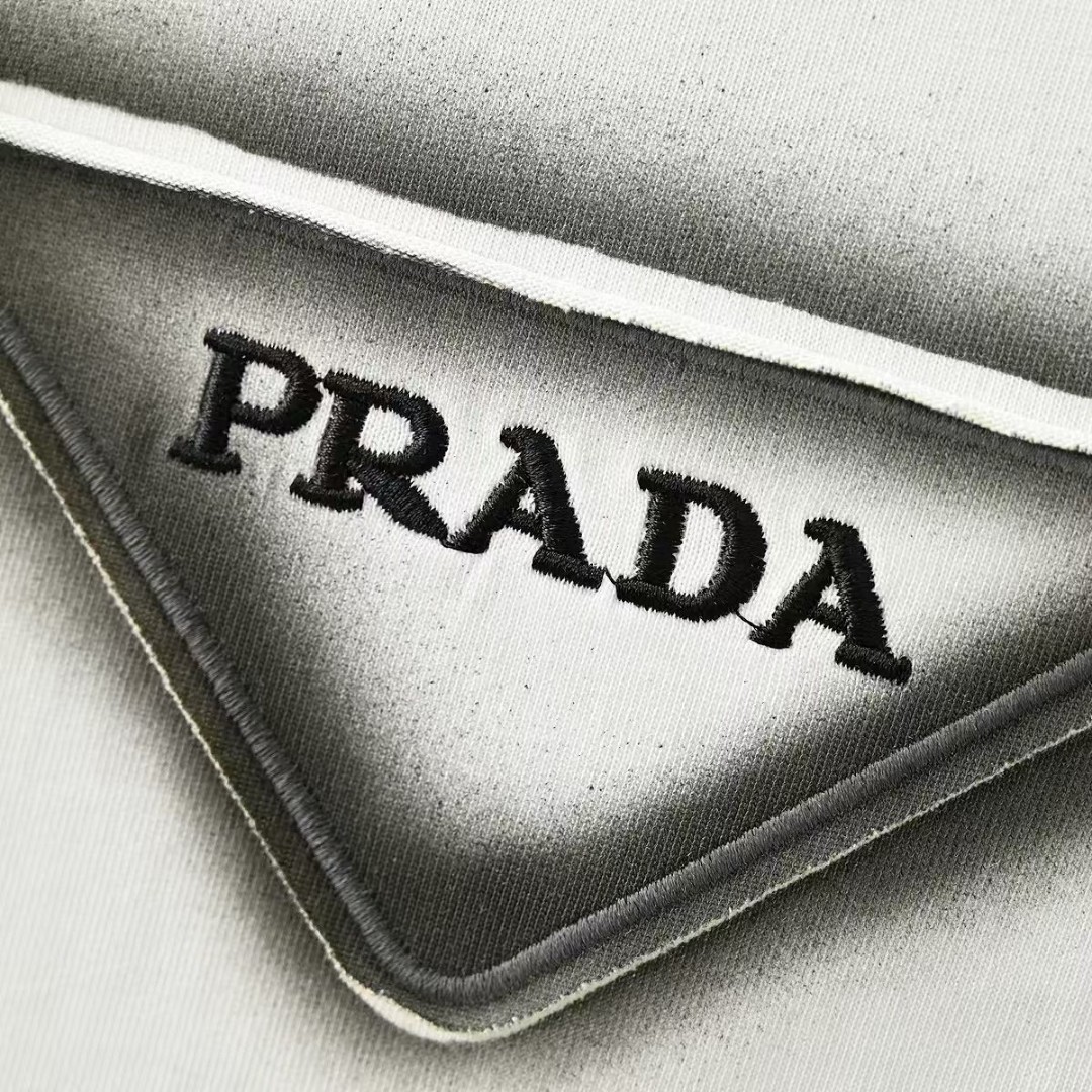 Prada Camiseta de Algodón con Logo Bordado para Hombre y Mujer 18 a1748144190706 8251