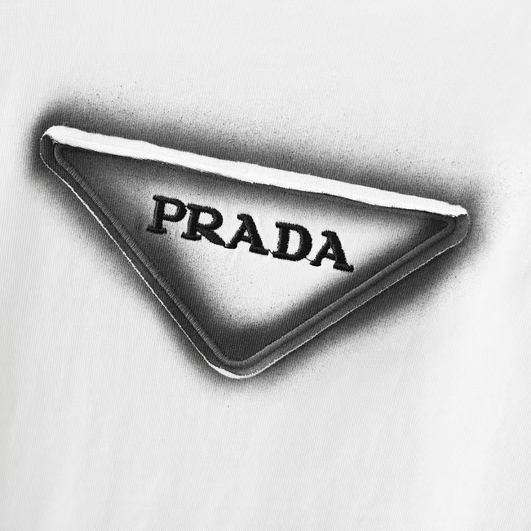 Prada Camiseta de Algodón con Logo Bordado para Hombre y Mujer 17 a1748144190710 0371