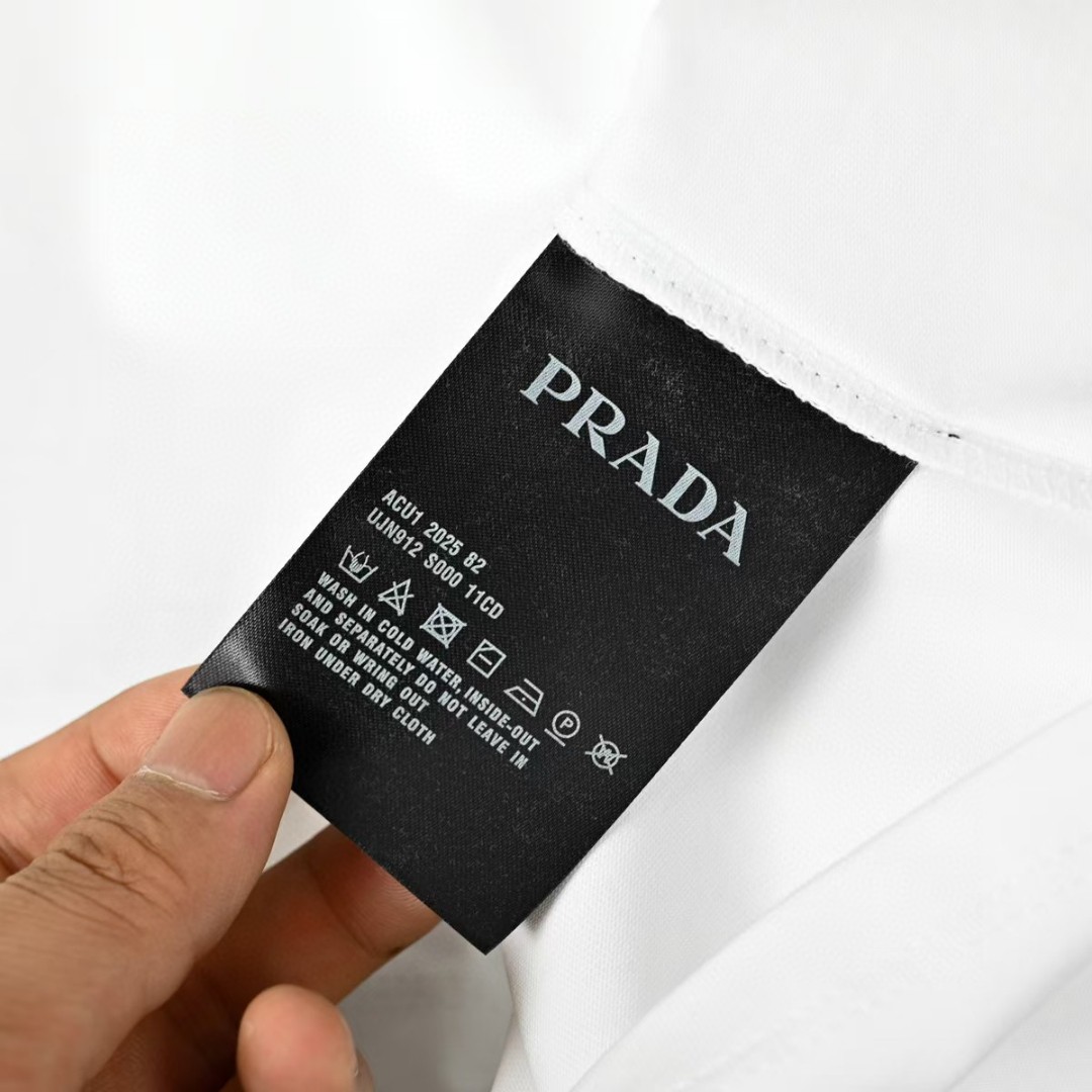 Prada Camiseta de Algodón con Logo Bordado para Hombre y Mujer 25 a1748144191417 6030