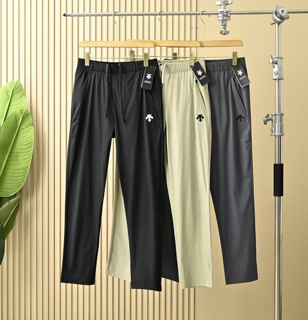 Pantalones Deportivos Descente para Hombre: Ligeros, Elásticos y de Secado Rápido 5 a1748144789306 4167