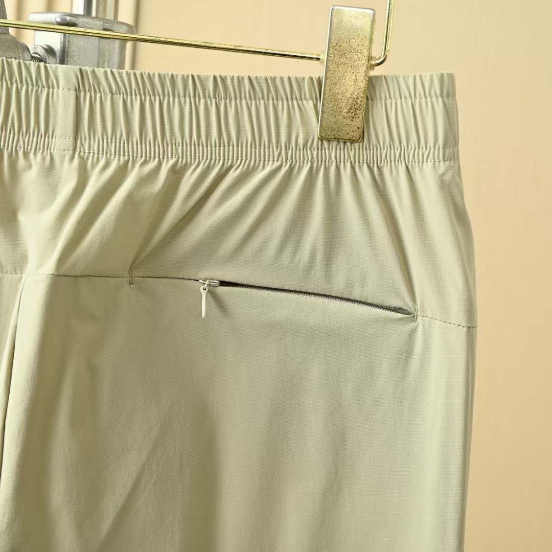 Pantalones Deportivos Descente para Hombre: Ligeros, Elásticos y de Secado Rápido 25 a1748144791271 2104