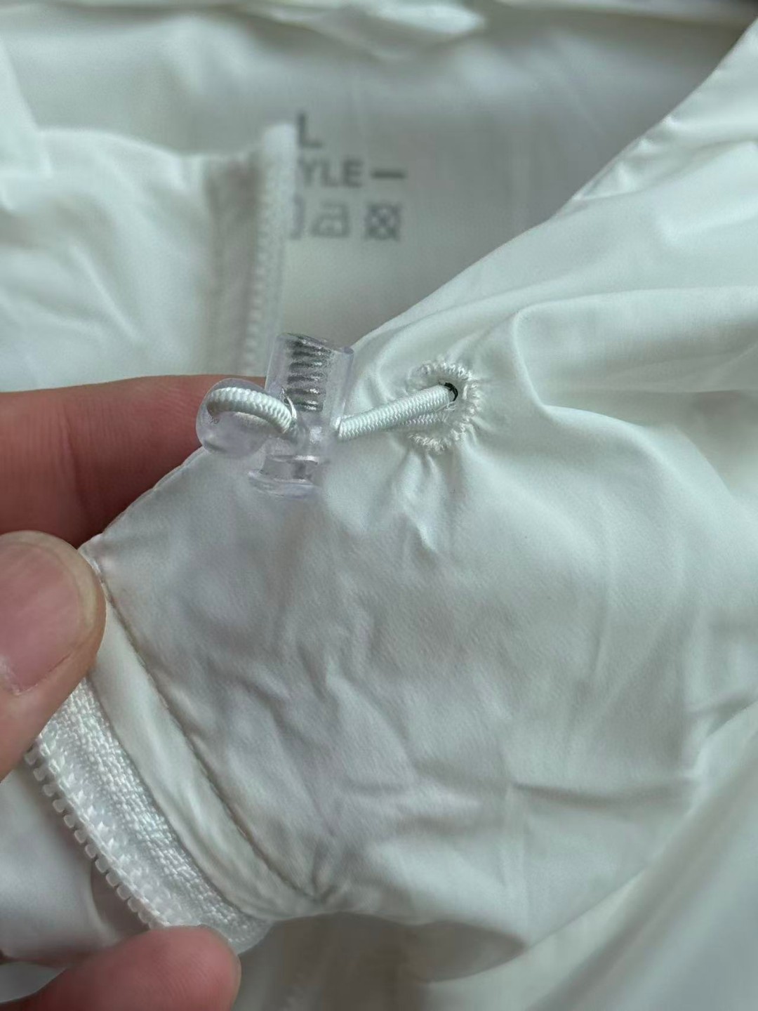 💰135
Kailss 凯乐石情侣款防 风防水防晒速干吸汗户外连帽拉链轻量弹力皮肤衣 男女同款防晒衣,内里全包边,多处套结定制,品质源自细节
不同于市面的大众款皮肤衣!做工工艺方面更加考究!这个透气性不言而喻!手感更加软糯绵密,质地轻盈高弹透气!兼具速干吸湿排汗性能!可当防晒衣,大身连帽设计,插肩袖上身活动伸展更加自如!
两侧拉链插兜,袖口橡筋收口!内里全部包边工艺,打结固定!整件衣服采用人体力学设计剪裁!做工细节杠杠的好, 这样的品质是难以模仿!上身真的very轻便!无压力哦!怎么搭配都很好看百搭!健身,户外或是日常穿着都非常舒适!一定不要错过
颜色:黑色,白色 ,军绿色
尺码:M-3XL