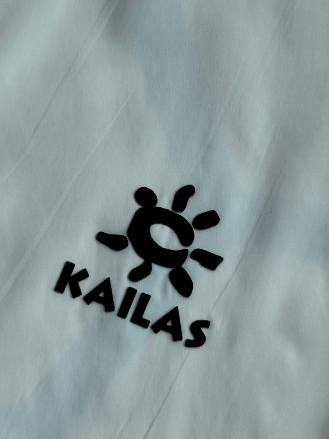 💰135
Kailss 凯乐石情侣款防 风防水防晒速干吸汗户外连帽拉链轻量弹力皮肤衣 男女同款防晒衣,内里全包边,多处套结定制,品质源自细节
不同于市面的大众款皮肤衣!做工工艺方面更加考究!这个透气性不言而喻!手感更加软糯绵密,质地轻盈高弹透气!兼具速干吸湿排汗性能!可当防晒衣,大身连帽设计,插肩袖上身活动伸展更加自如!
两侧拉链插兜,袖口橡筋收口!内里全部包边工艺,打结固定!整件衣服采用人体力学设计剪裁!做工细节杠杠的好, 这样的品质是难以模仿!上身真的very轻便!无压力哦!怎么搭配都很好看百搭!健身,户外或是日常穿着都非常舒适!一定不要错过
颜色:黑色,白色 ,军绿色
尺码:M-3XL