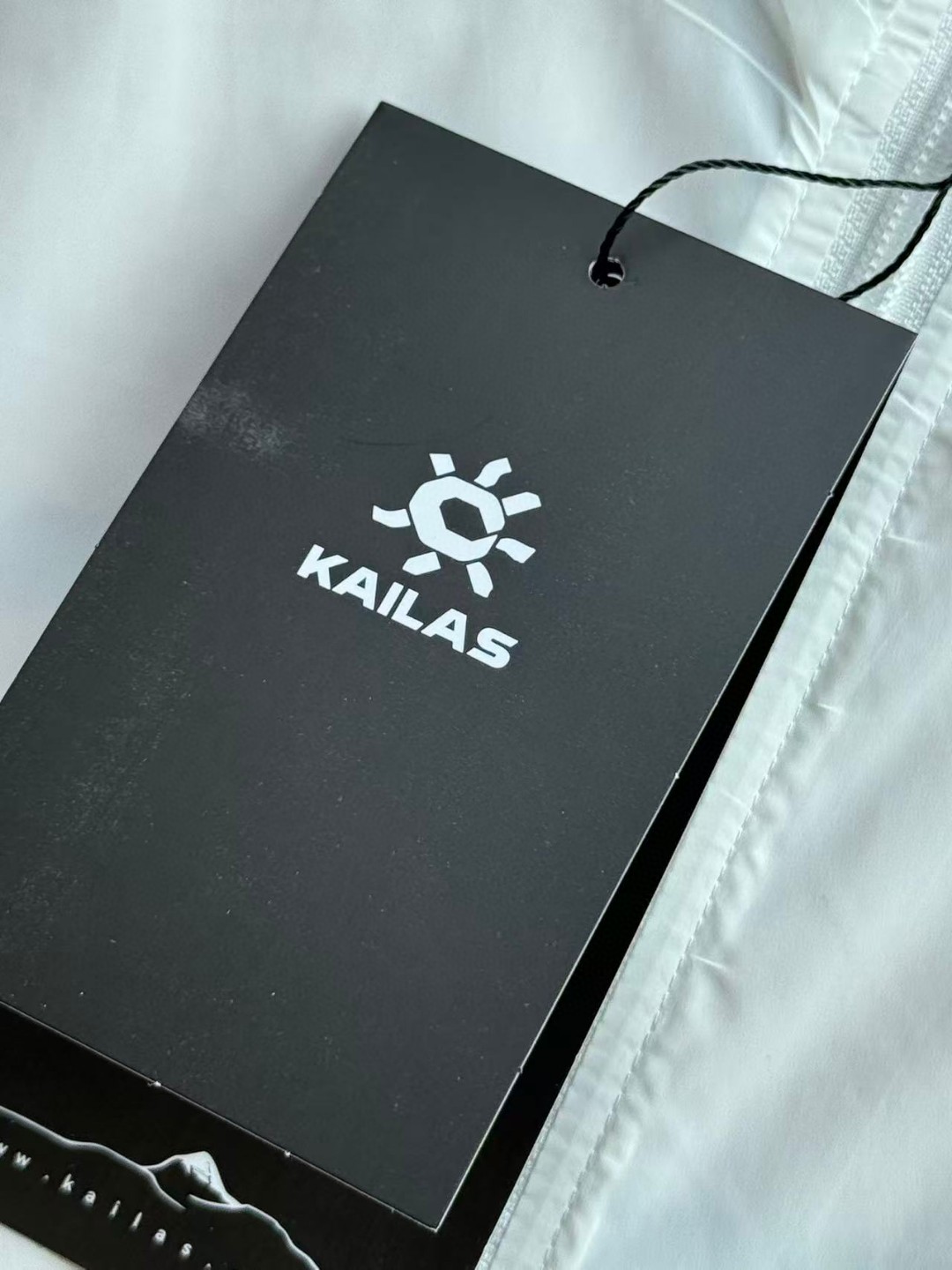 💰135
Kailss 凯乐石情侣款防 风防水防晒速干吸汗户外连帽拉链轻量弹力皮肤衣 男女同款防晒衣,内里全包边,多处套结定制,品质源自细节
不同于市面的大众款皮肤衣!做工工艺方面更加考究!这个透气性不言而喻!手感更加软糯绵密,质地轻盈高弹透气!兼具速干吸湿排汗性能!可当防晒衣,大身连帽设计,插肩袖上身活动伸展更加自如!
两侧拉链插兜,袖口橡筋收口!内里全部包边工艺,打结固定!整件衣服采用人体力学设计剪裁!做工细节杠杠的好, 这样的品质是难以模仿!上身真的very轻便!无压力哦!怎么搭配都很好看百搭!健身,户外或是日常穿着都非常舒适!一定不要错过
颜色:黑色,白色 ,军绿色
尺码:M-3XL