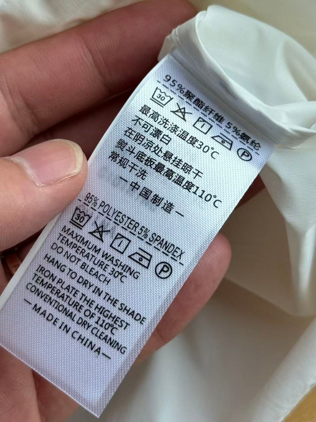 💰135
Kailss 凯乐石情侣款防 风防水防晒速干吸汗户外连帽拉链轻量弹力皮肤衣 男女同款防晒衣,内里全包边,多处套结定制,品质源自细节
不同于市面的大众款皮肤衣!做工工艺方面更加考究!这个透气性不言而喻!手感更加软糯绵密,质地轻盈高弹透气!兼具速干吸湿排汗性能!可当防晒衣,大身连帽设计,插肩袖上身活动伸展更加自如!
两侧拉链插兜,袖口橡筋收口!内里全部包边工艺,打结固定!整件衣服采用人体力学设计剪裁!做工细节杠杠的好, 这样的品质是难以模仿!上身真的very轻便!无压力哦!怎么搭配都很好看百搭!健身,户外或是日常穿着都非常舒适!一定不要错过
颜色:黑色,白色 ,军绿色
尺码:M-3XL