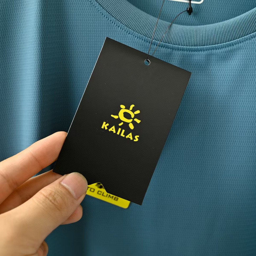 💰70
KAILAS凯乐石男士夏季五色轻量透气圆领短袖T恤衫,户外王者,品质不是吹的!面料采用锦纶冰爽弹力面料
颜色:黑色 白色 蓝色 灰色 藏青
尺码: M L XL 2XL 3XL
面料采用出口级定制混纺 功能性速干面料,吸湿排汗 防霉 除菌 全部功能加进面料里 绝不吹牛 !
全身密拷工艺 密度极高,产量很低,工艺极其复杂,大厂出品,细节全部对应,做工走线有目共睹,懂做工的肯定了解!
标准亚洲体型裁剪,五个最好看的颜色,基础版本,永不过时,喜欢户外运动或者健身的朋友可以看过来!!已自留,强烈推荐兄弟们入手!