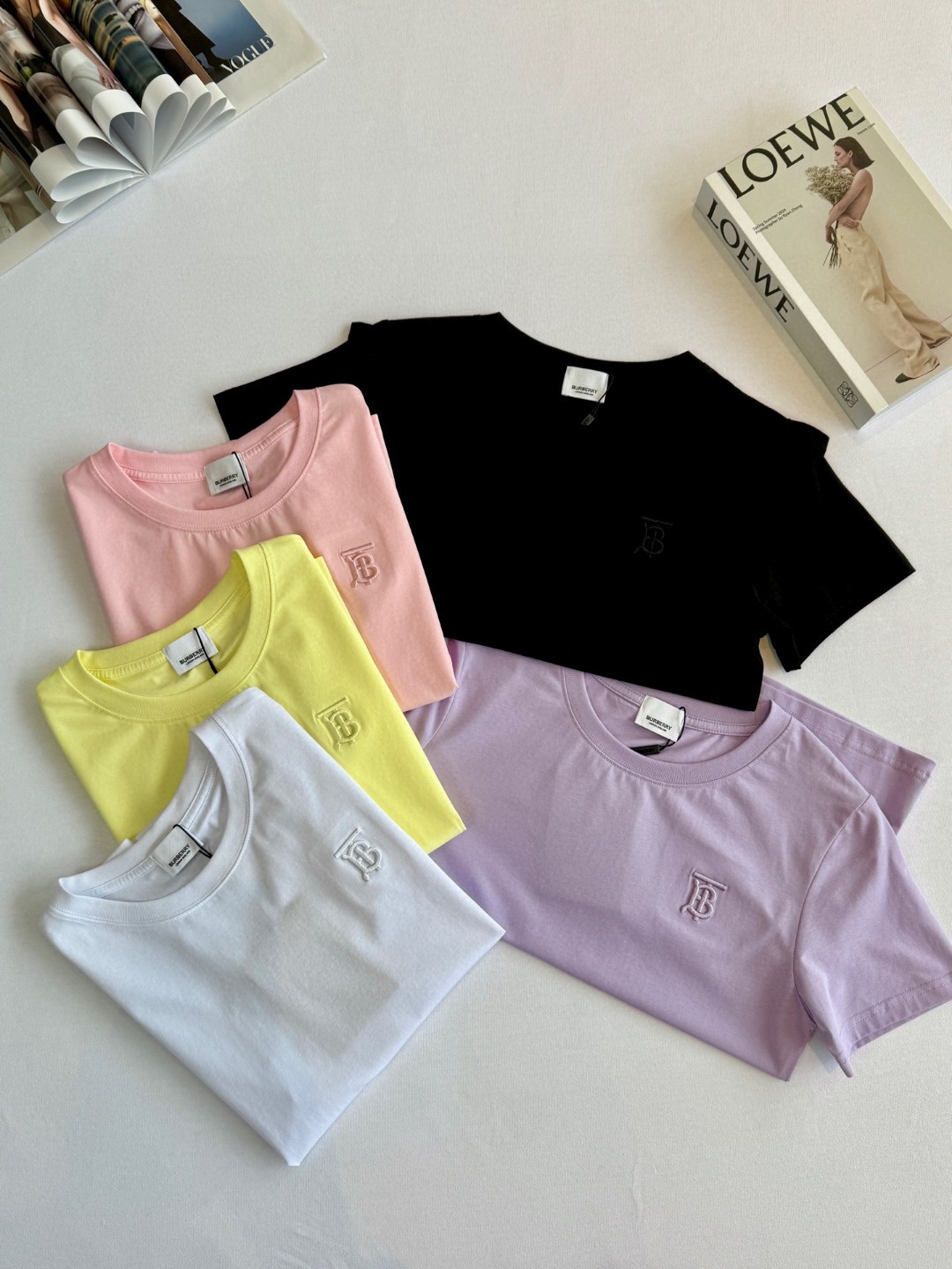 💰75
巴宝莉BURBERRY 刺绣TB女款五色经典五色纯棉圆领T恤短袖!棉面料！面料采用190g杜邦索罗娜丝光棉
颜色：白色  黑色 柠檬黄 粉色 香芋紫
尺码：M L xL xxl
面料采用190g杜邦索罗娜面料 丝光处理 手感柔软细腻 亲肤柔软 舒适的拉伸回复性好 良好的吸湿排汗性强 不易皱 修身版型特显身材 高品质工艺呈现出字母图案装饰 复古时髦 宽松版型 不挑身材 百搭常青款 品质看细节！