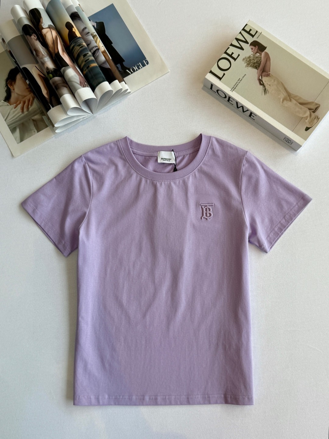 💰75
巴宝莉BURBERRY 刺绣TB女款五色经典五色纯棉圆领T恤短袖!棉面料！面料采用190g杜邦索罗娜丝光棉
颜色：白色  黑色 柠檬黄 粉色 香芋紫
尺码：M L xL xxl
面料采用190g杜邦索罗娜面料 丝光处理 手感柔软细腻 亲肤柔软 舒适的拉伸回复性好 良好的吸湿排汗性强 不易皱 修身版型特显身材 高品质工艺呈现出字母图案装饰 复古时髦 宽松版型 不挑身材 百搭常青款 品质看细节！