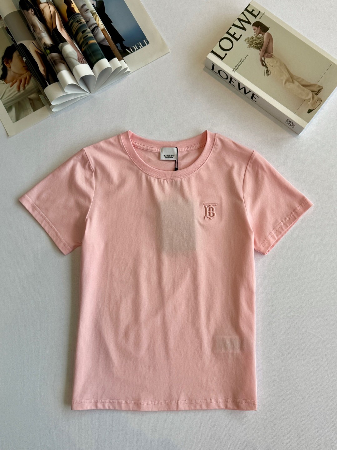 💰75
巴宝莉BURBERRY 刺绣TB女款五色经典五色纯棉圆领T恤短袖!棉面料！面料采用190g杜邦索罗娜丝光棉
颜色：白色  黑色 柠檬黄 粉色 香芋紫
尺码：M L xL xxl
面料采用190g杜邦索罗娜面料 丝光处理 手感柔软细腻 亲肤柔软 舒适的拉伸回复性好 良好的吸湿排汗性强 不易皱 修身版型特显身材 高品质工艺呈现出字母图案装饰 复古时髦 宽松版型 不挑身材 百搭常青款 品质看细节！