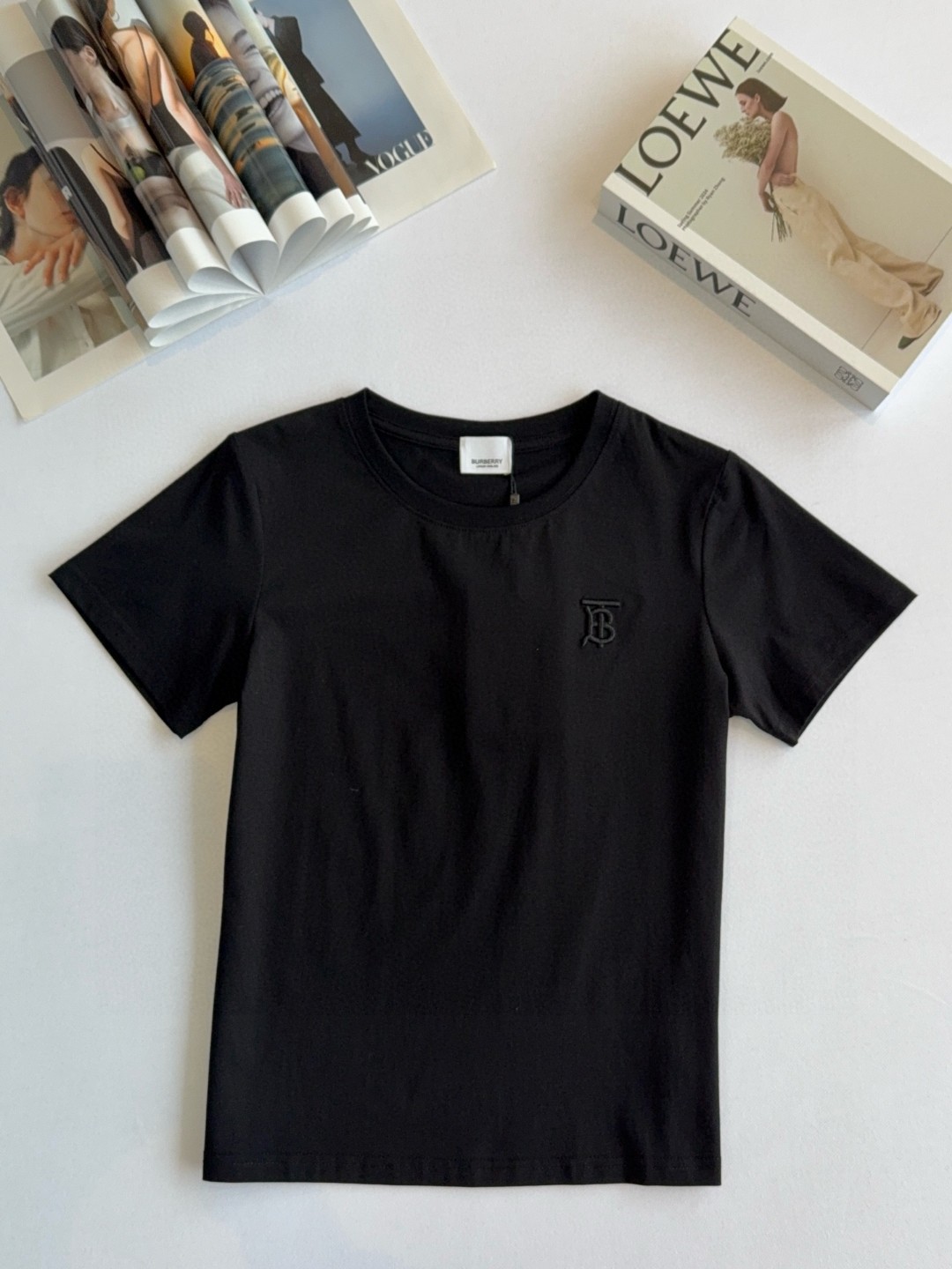 💰75
巴宝莉BURBERRY 刺绣TB女款五色经典五色纯棉圆领T恤短袖!棉面料！面料采用190g杜邦索罗娜丝光棉
颜色：白色  黑色 柠檬黄 粉色 香芋紫
尺码：M L xL xxl
面料采用190g杜邦索罗娜面料 丝光处理 手感柔软细腻 亲肤柔软 舒适的拉伸回复性好 良好的吸湿排汗性强 不易皱 修身版型特显身材 高品质工艺呈现出字母图案装饰 复古时髦 宽松版型 不挑身材 百搭常青款 品质看细节！