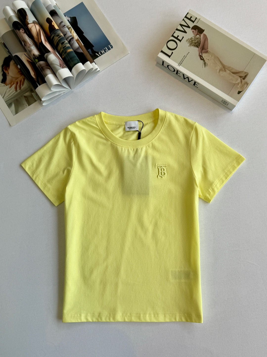 💰75
巴宝莉BURBERRY 刺绣TB女款五色经典五色纯棉圆领T恤短袖!棉面料！面料采用190g杜邦索罗娜丝光棉
颜色：白色  黑色 柠檬黄 粉色 香芋紫
尺码：M L xL xxl
面料采用190g杜邦索罗娜面料 丝光处理 手感柔软细腻 亲肤柔软 舒适的拉伸回复性好 良好的吸湿排汗性强 不易皱 修身版型特显身材 高品质工艺呈现出字母图案装饰 复古时髦 宽松版型 不挑身材 百搭常青款 品质看细节！
