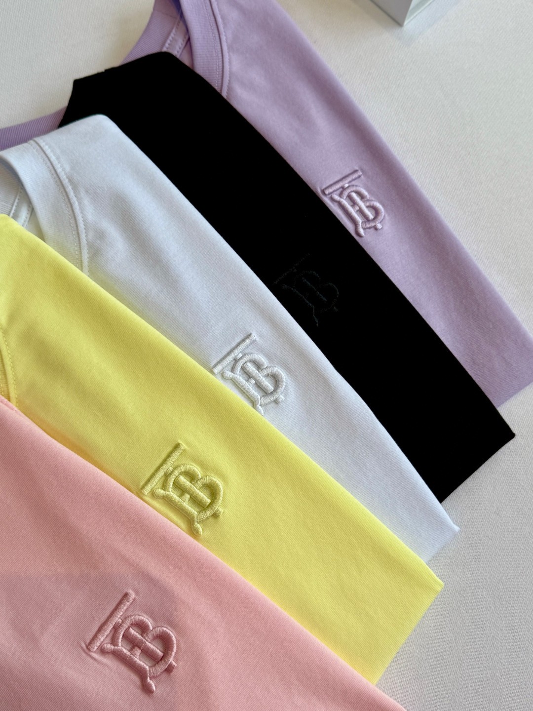 💰75
巴宝莉BURBERRY 刺绣TB女款五色经典五色纯棉圆领T恤短袖!棉面料！面料采用190g杜邦索罗娜丝光棉
颜色：白色  黑色 柠檬黄 粉色 香芋紫
尺码：M L xL xxl
面料采用190g杜邦索罗娜面料 丝光处理 手感柔软细腻 亲肤柔软 舒适的拉伸回复性好 良好的吸湿排汗性强 不易皱 修身版型特显身材 高品质工艺呈现出字母图案装饰 复古时髦 宽松版型 不挑身材 百搭常青款 品质看细节！