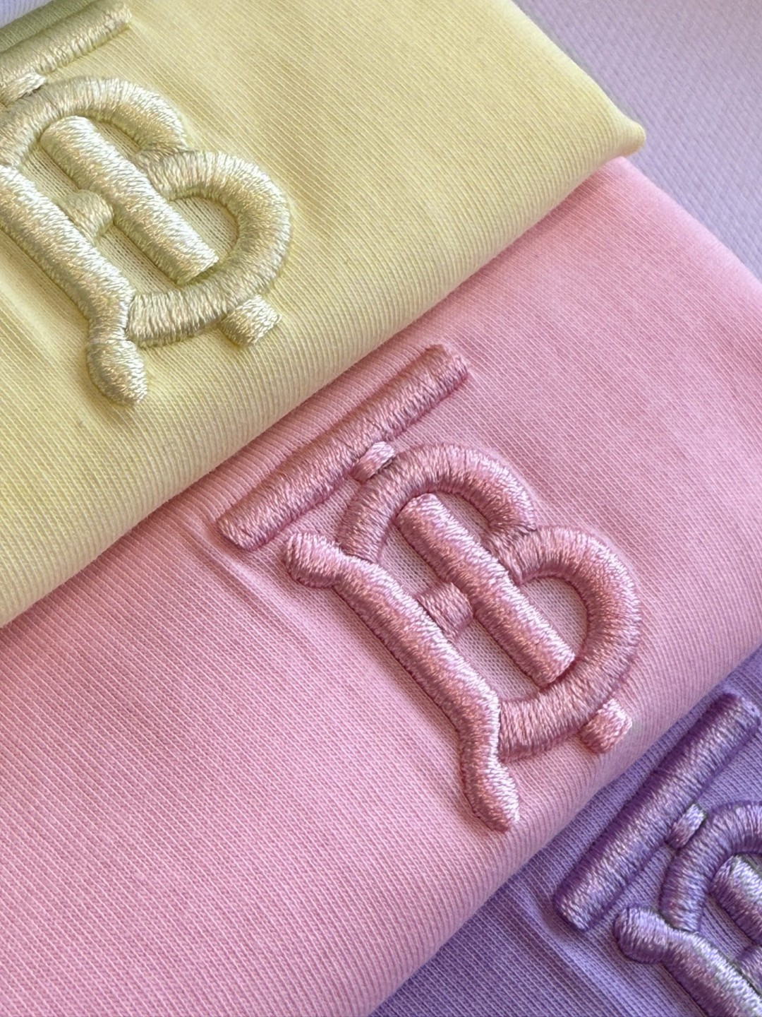 💰75
巴宝莉BURBERRY 刺绣TB女款五色经典五色纯棉圆领T恤短袖!棉面料！面料采用190g杜邦索罗娜丝光棉
颜色：白色  黑色 柠檬黄 粉色 香芋紫
尺码：M L xL xxl
面料采用190g杜邦索罗娜面料 丝光处理 手感柔软细腻 亲肤柔软 舒适的拉伸回复性好 良好的吸湿排汗性强 不易皱 修身版型特显身材 高品质工艺呈现出字母图案装饰 复古时髦 宽松版型 不挑身材 百搭常青款 品质看细节！