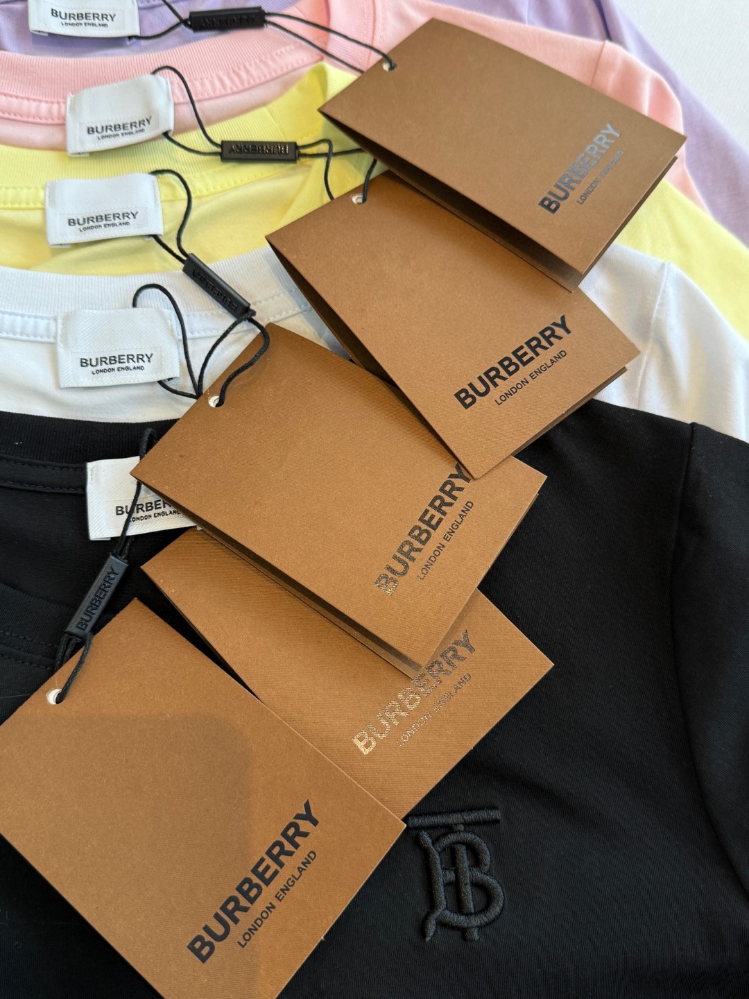 💰75
巴宝莉BURBERRY 刺绣TB女款五色经典五色纯棉圆领T恤短袖!棉面料！面料采用190g杜邦索罗娜丝光棉
颜色：白色  黑色 柠檬黄 粉色 香芋紫
尺码：M L xL xxl
面料采用190g杜邦索罗娜面料 丝光处理 手感柔软细腻 亲肤柔软 舒适的拉伸回复性好 良好的吸湿排汗性强 不易皱 修身版型特显身材 高品质工艺呈现出字母图案装饰 复古时髦 宽松版型 不挑身材 百搭常青款 品质看细节！