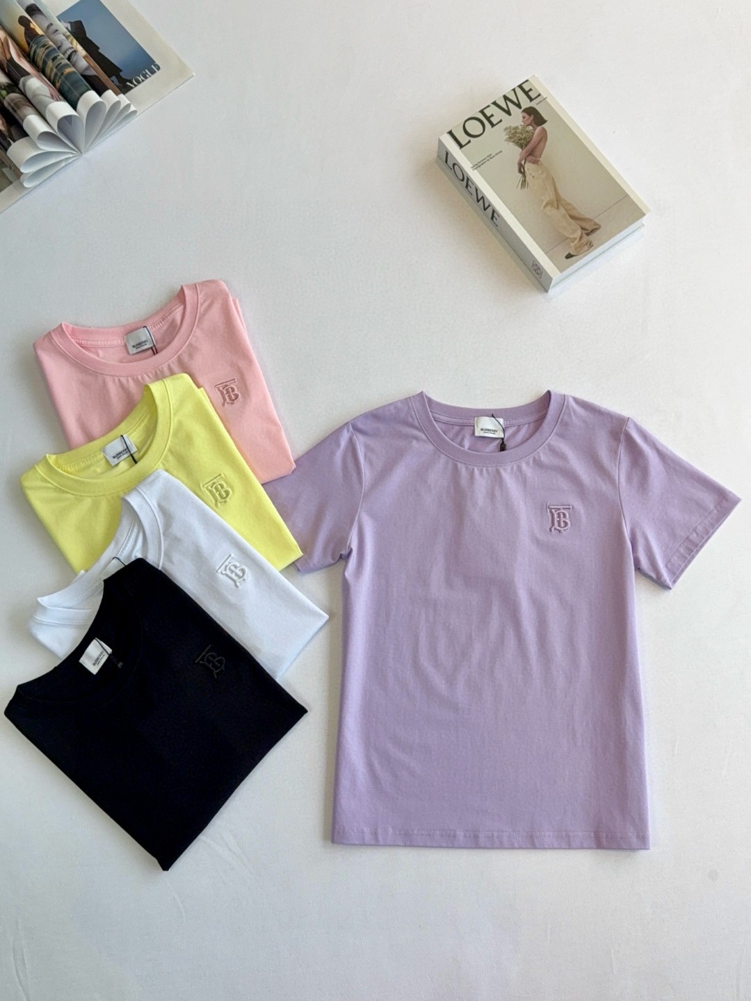💰75
巴宝莉BURBERRY 刺绣TB女款五色经典五色纯棉圆领T恤短袖!棉面料！面料采用190g杜邦索罗娜丝光棉
颜色：白色  黑色 柠檬黄 粉色 香芋紫
尺码：M L xL xxl
面料采用190g杜邦索罗娜面料 丝光处理 手感柔软细腻 亲肤柔软 舒适的拉伸回复性好 良好的吸湿排汗性强 不易皱 修身版型特显身材 高品质工艺呈现出字母图案装饰 复古时髦 宽松版型 不挑身材 百搭常青款 品质看细节！