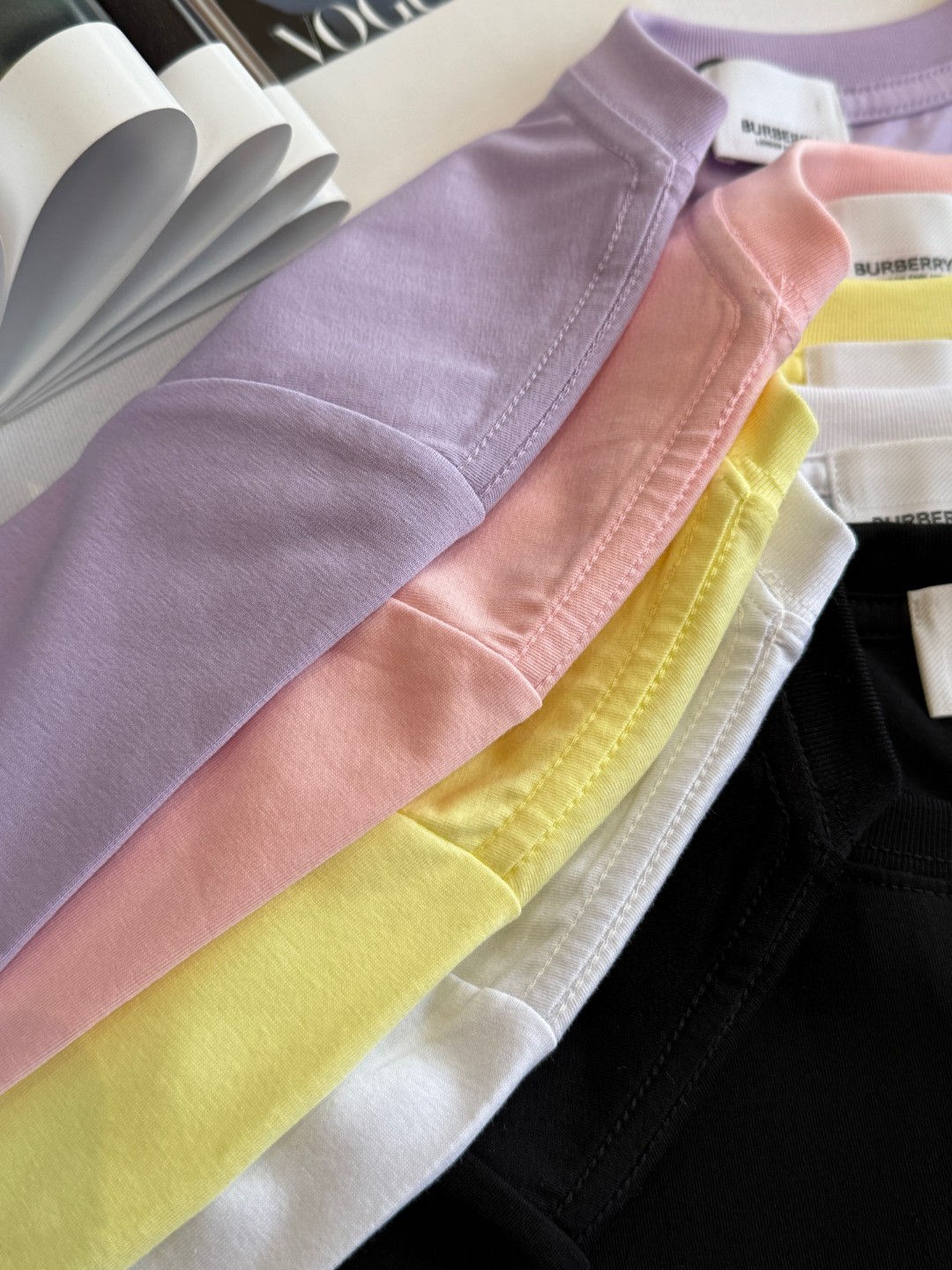 💰75
巴宝莉BURBERRY 刺绣TB女款五色经典五色纯棉圆领T恤短袖!棉面料！面料采用190g杜邦索罗娜丝光棉
颜色：白色  黑色 柠檬黄 粉色 香芋紫
尺码：M L xL xxl
面料采用190g杜邦索罗娜面料 丝光处理 手感柔软细腻 亲肤柔软 舒适的拉伸回复性好 良好的吸湿排汗性强 不易皱 修身版型特显身材 高品质工艺呈现出字母图案装饰 复古时髦 宽松版型 不挑身材 百搭常青款 品质看细节！