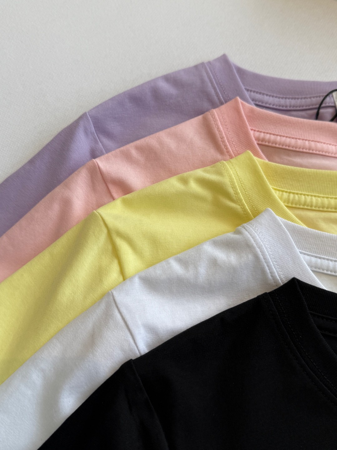 💰75
巴宝莉BURBERRY 刺绣TB女款五色经典五色纯棉圆领T恤短袖!棉面料！面料采用190g杜邦索罗娜丝光棉
颜色：白色  黑色 柠檬黄 粉色 香芋紫
尺码：M L xL xxl
面料采用190g杜邦索罗娜面料 丝光处理 手感柔软细腻 亲肤柔软 舒适的拉伸回复性好 良好的吸湿排汗性强 不易皱 修身版型特显身材 高品质工艺呈现出字母图案装饰 复古时髦 宽松版型 不挑身材 百搭常青款 品质看细节！