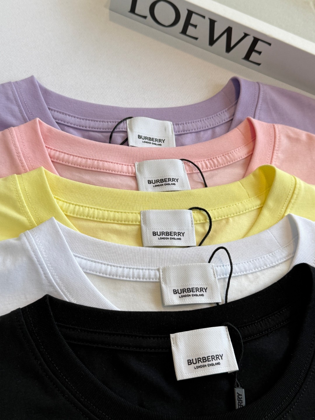 💰75
巴宝莉BURBERRY 刺绣TB女款五色经典五色纯棉圆领T恤短袖!棉面料！面料采用190g杜邦索罗娜丝光棉
颜色：白色  黑色 柠檬黄 粉色 香芋紫
尺码：M L xL xxl
面料采用190g杜邦索罗娜面料 丝光处理 手感柔软细腻 亲肤柔软 舒适的拉伸回复性好 良好的吸湿排汗性强 不易皱 修身版型特显身材 高品质工艺呈现出字母图案装饰 复古时髦 宽松版型 不挑身材 百搭常青款 品质看细节！