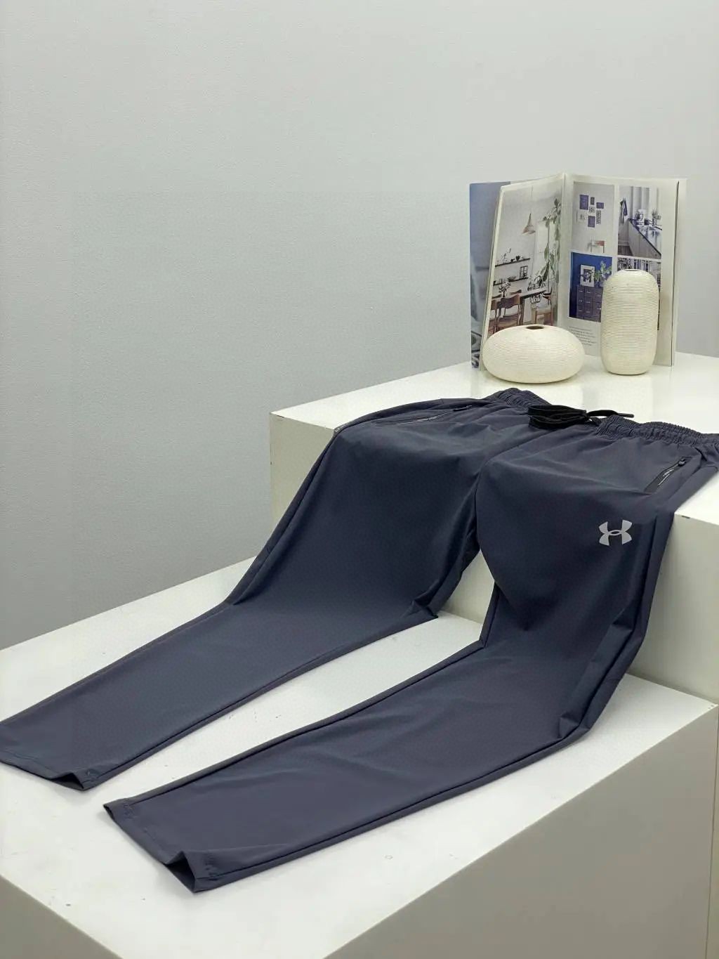 💰85
锦纶天丝 冰爽十足 UA安德玛夏季柜子爆款三色休闲运动轻薄速干弹力裤，柜子售价799 !微收口版型满足日常搭配！进口锦纶天丝速干弹力面料柔软透气舒适，脚口拉链非常方便，搭配3m反光logo帅到没朋友！
尺码:M,L,XL,2XL,3XL,    黑色.深灰. 浅灰
速干裤的优点和功能性 已无需多说，无论版型还是面料都是绝对的牛货，非常的舒服！有型且实用百搭，并且不挑身材不挑年龄！夏季长裤首选！

