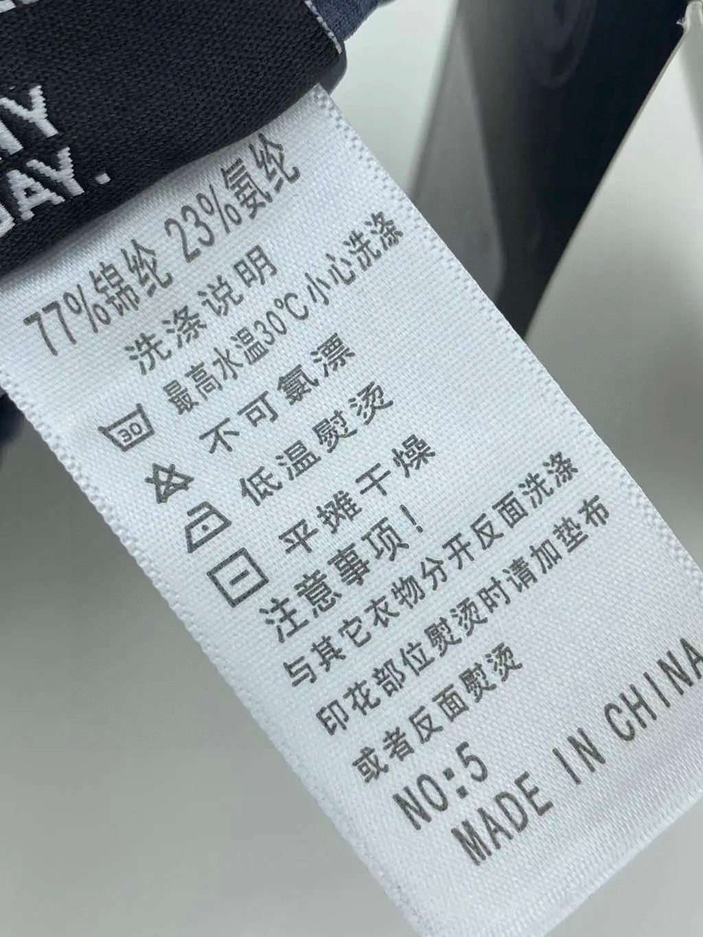 💰85
锦纶天丝 冰爽十足 UA安德玛夏季柜子爆款三色休闲运动轻薄速干弹力裤，柜子售价799 !微收口版型满足日常搭配！进口锦纶天丝速干弹力面料柔软透气舒适，脚口拉链非常方便，搭配3m反光logo帅到没朋友！
尺码:M,L,XL,2XL,3XL,    黑色.深灰. 浅灰
速干裤的优点和功能性 已无需多说，无论版型还是面料都是绝对的牛货，非常的舒服！有型且实用百搭，并且不挑身材不挑年龄！夏季长裤首选！

