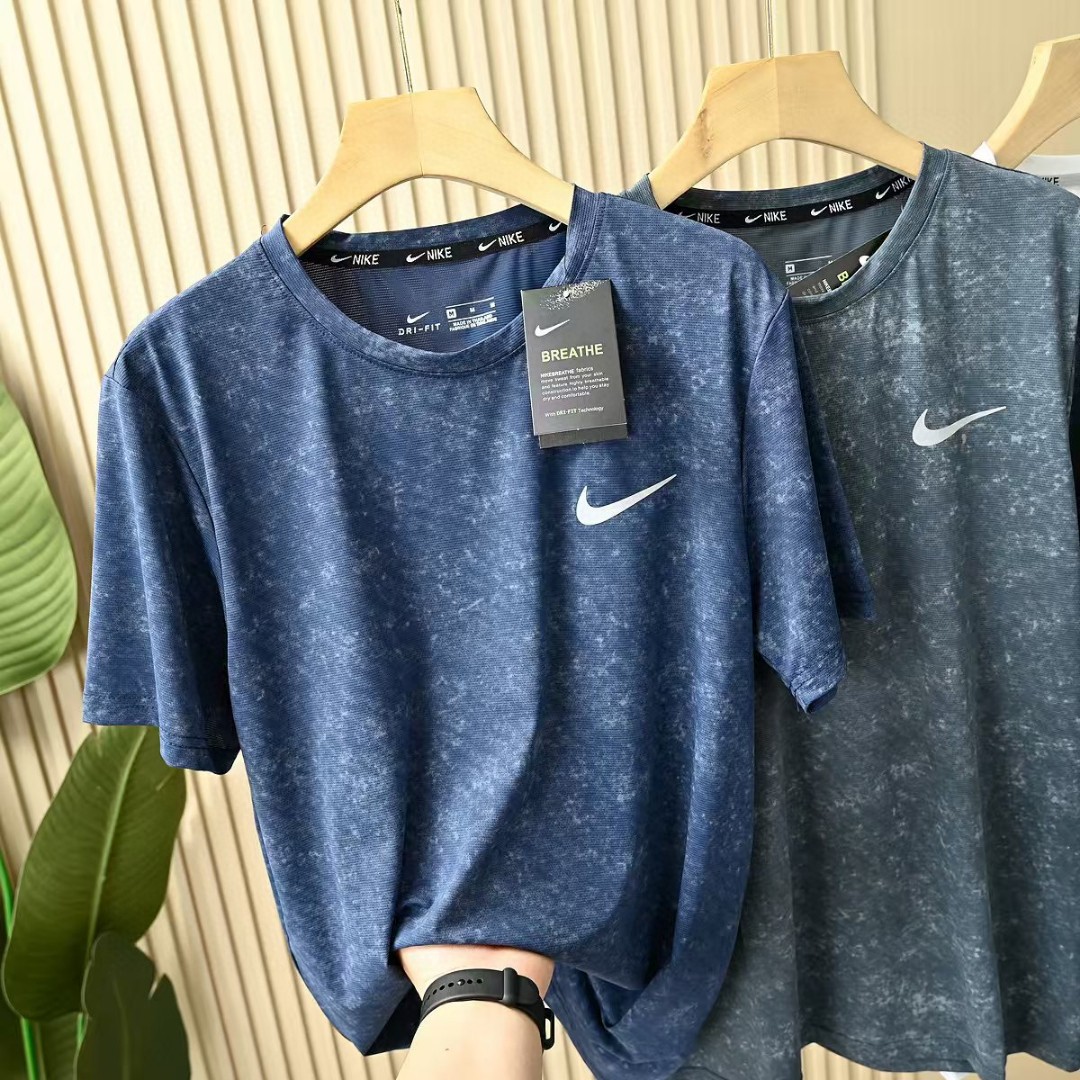 💰70
耐克NIKE夏季三色锦纶迷彩弹力 速干 冰爽丝滑轻薄弹力T恤衫圆领短袖!
尺码:M,L,XL,2XL,3XL,
颜色:牛仔蓝，灰色，白色
高端面料，三色爆炸开抢，疯狂起来!到手你定会爱不释手的爆炸款采用进口锦纶混冰丝料，透气柔软有质感特制的面料颜色很正。活力感强，不变形，不缩水让你感受史密斯的魅力，休闲商务皆可!每一个颜色上身都很有范!无论居家，出游，健身，晨练都是最好的选择!