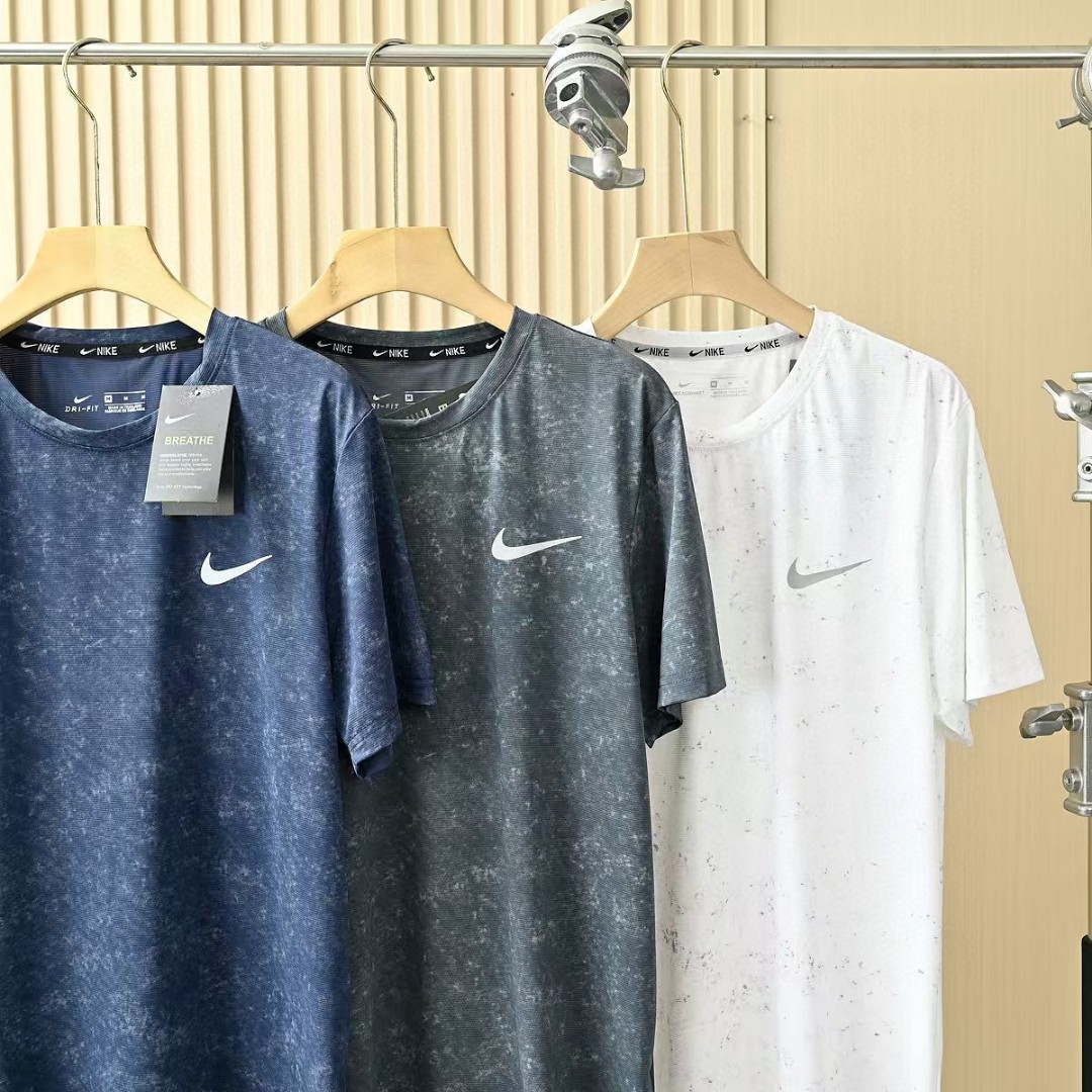 💰70
耐克NIKE夏季三色锦纶迷彩弹力 速干 冰爽丝滑轻薄弹力T恤衫圆领短袖!
尺码:M,L,XL,2XL,3XL,
颜色:牛仔蓝，灰色，白色
高端面料，三色爆炸开抢，疯狂起来!到手你定会爱不释手的爆炸款采用进口锦纶混冰丝料，透气柔软有质感特制的面料颜色很正。活力感强，不变形，不缩水让你感受史密斯的魅力，休闲商务皆可!每一个颜色上身都很有范!无论居家，出游，健身，晨练都是最好的选择!
