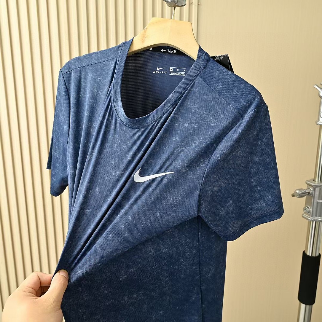 💰70
耐克NIKE夏季三色锦纶迷彩弹力 速干 冰爽丝滑轻薄弹力T恤衫圆领短袖!
尺码:M,L,XL,2XL,3XL,
颜色:牛仔蓝，灰色，白色
高端面料，三色爆炸开抢，疯狂起来!到手你定会爱不释手的爆炸款采用进口锦纶混冰丝料，透气柔软有质感特制的面料颜色很正。活力感强，不变形，不缩水让你感受史密斯的魅力，休闲商务皆可!每一个颜色上身都很有范!无论居家，出游，健身，晨练都是最好的选择!