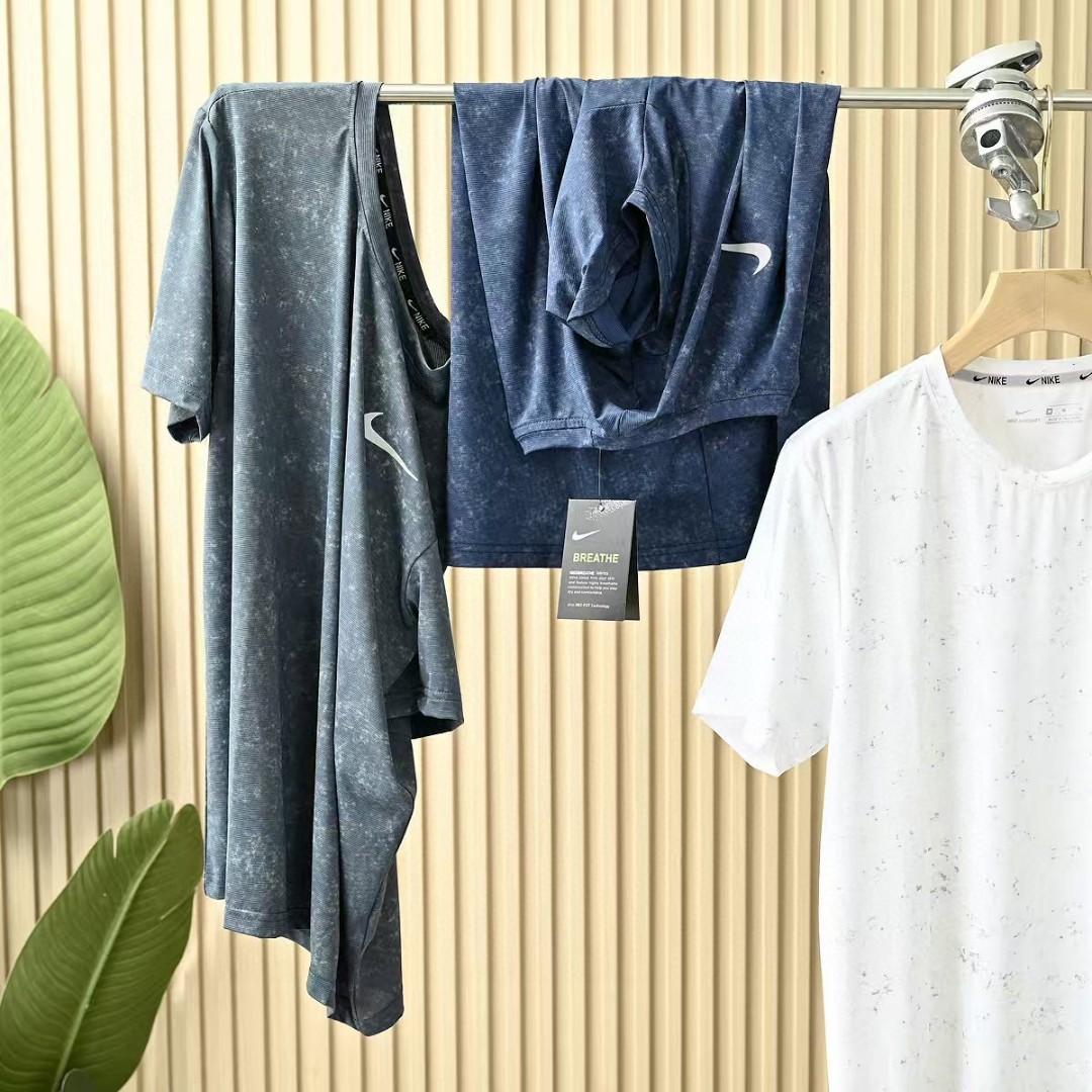 💰70
耐克NIKE夏季三色锦纶迷彩弹力 速干 冰爽丝滑轻薄弹力T恤衫圆领短袖!
尺码:M,L,XL,2XL,3XL,
颜色:牛仔蓝，灰色，白色
高端面料，三色爆炸开抢，疯狂起来!到手你定会爱不释手的爆炸款采用进口锦纶混冰丝料，透气柔软有质感特制的面料颜色很正。活力感强，不变形，不缩水让你感受史密斯的魅力，休闲商务皆可!每一个颜色上身都很有范!无论居家，出游，健身，晨练都是最好的选择!