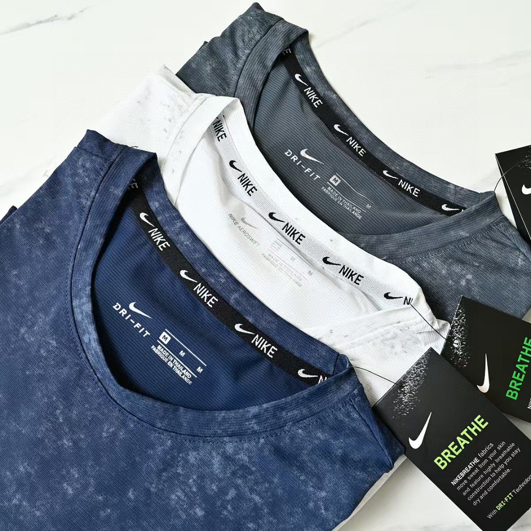 💰70
耐克NIKE夏季三色锦纶迷彩弹力 速干 冰爽丝滑轻薄弹力T恤衫圆领短袖!
尺码:M,L,XL,2XL,3XL,
颜色:牛仔蓝，灰色，白色
高端面料，三色爆炸开抢，疯狂起来!到手你定会爱不释手的爆炸款采用进口锦纶混冰丝料，透气柔软有质感特制的面料颜色很正。活力感强，不变形，不缩水让你感受史密斯的魅力，休闲商务皆可!每一个颜色上身都很有范!无论居家，出游，健身，晨练都是最好的选择!