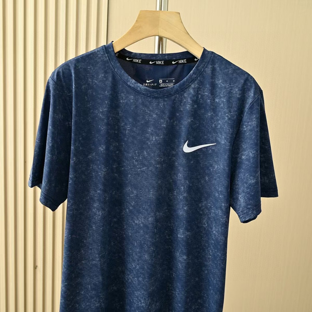 💰70
耐克NIKE夏季三色锦纶迷彩弹力 速干 冰爽丝滑轻薄弹力T恤衫圆领短袖!
尺码:M,L,XL,2XL,3XL,
颜色:牛仔蓝，灰色，白色
高端面料，三色爆炸开抢，疯狂起来!到手你定会爱不释手的爆炸款采用进口锦纶混冰丝料，透气柔软有质感特制的面料颜色很正。活力感强，不变形，不缩水让你感受史密斯的魅力，休闲商务皆可!每一个颜色上身都很有范!无论居家，出游，健身，晨练都是最好的选择!