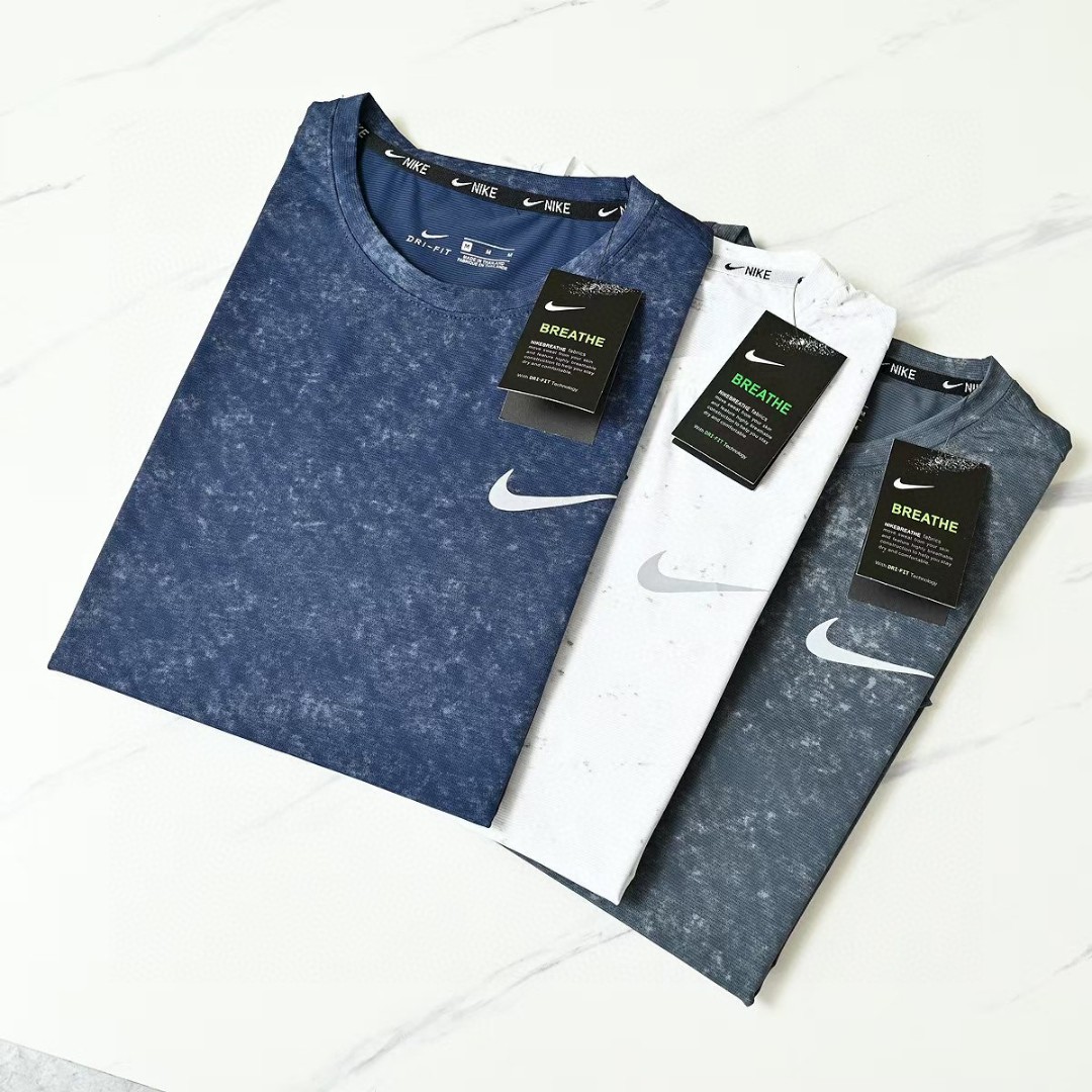 💰70
耐克NIKE夏季三色锦纶迷彩弹力 速干 冰爽丝滑轻薄弹力T恤衫圆领短袖!
尺码:M,L,XL,2XL,3XL,
颜色:牛仔蓝，灰色，白色
高端面料，三色爆炸开抢，疯狂起来!到手你定会爱不释手的爆炸款采用进口锦纶混冰丝料，透气柔软有质感特制的面料颜色很正。活力感强，不变形，不缩水让你感受史密斯的魅力，休闲商务皆可!每一个颜色上身都很有范!无论居家，出游，健身，晨练都是最好的选择!