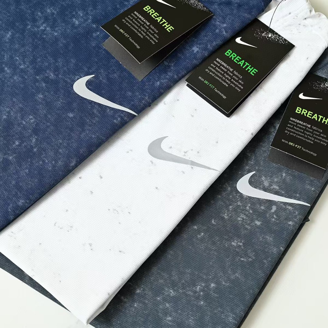💰70
耐克NIKE夏季三色锦纶迷彩弹力 速干 冰爽丝滑轻薄弹力T恤衫圆领短袖!
尺码:M,L,XL,2XL,3XL,
颜色:牛仔蓝，灰色，白色
高端面料，三色爆炸开抢，疯狂起来!到手你定会爱不释手的爆炸款采用进口锦纶混冰丝料，透气柔软有质感特制的面料颜色很正。活力感强，不变形，不缩水让你感受史密斯的魅力，休闲商务皆可!每一个颜色上身都很有范!无论居家，出游，健身，晨练都是最好的选择!