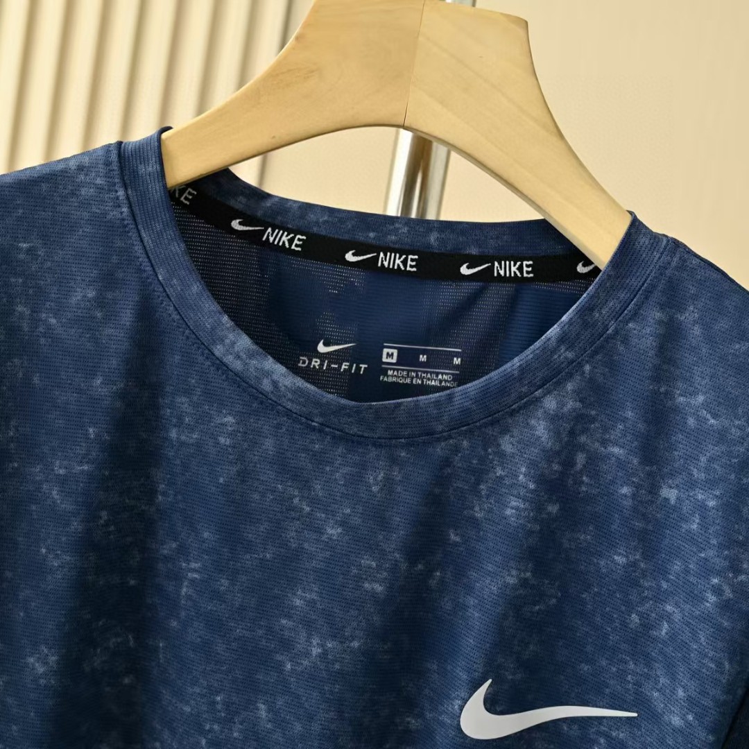 💰70
耐克NIKE夏季三色锦纶迷彩弹力 速干 冰爽丝滑轻薄弹力T恤衫圆领短袖!
尺码:M,L,XL,2XL,3XL,
颜色:牛仔蓝，灰色，白色
高端面料，三色爆炸开抢，疯狂起来!到手你定会爱不释手的爆炸款采用进口锦纶混冰丝料，透气柔软有质感特制的面料颜色很正。活力感强，不变形，不缩水让你感受史密斯的魅力，休闲商务皆可!每一个颜色上身都很有范!无论居家，出游，健身，晨练都是最好的选择!
