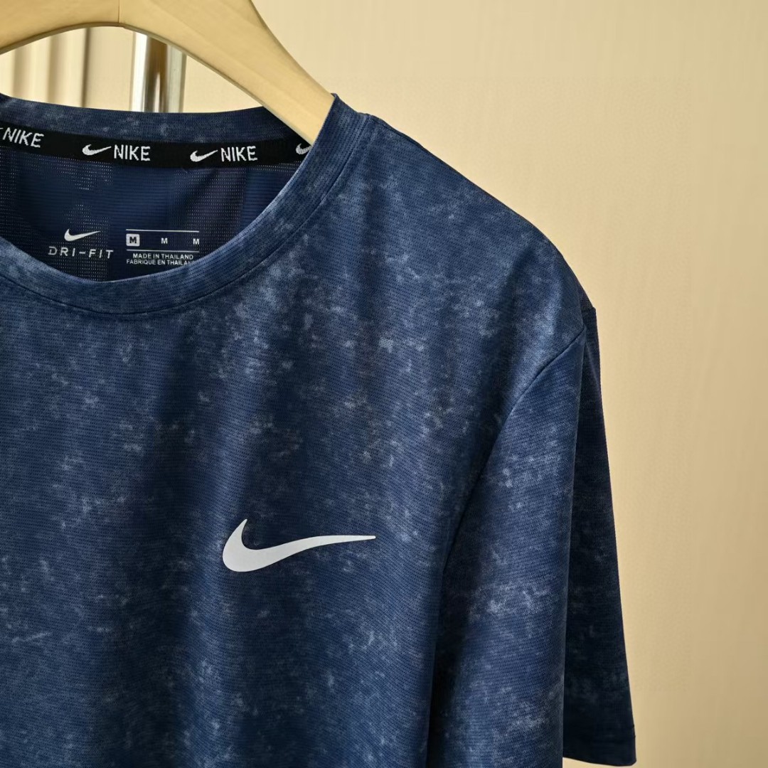 💰70
耐克NIKE夏季三色锦纶迷彩弹力 速干 冰爽丝滑轻薄弹力T恤衫圆领短袖!
尺码:M,L,XL,2XL,3XL,
颜色:牛仔蓝，灰色，白色
高端面料，三色爆炸开抢，疯狂起来!到手你定会爱不释手的爆炸款采用进口锦纶混冰丝料，透气柔软有质感特制的面料颜色很正。活力感强，不变形，不缩水让你感受史密斯的魅力，休闲商务皆可!每一个颜色上身都很有范!无论居家，出游，健身，晨练都是最好的选择!