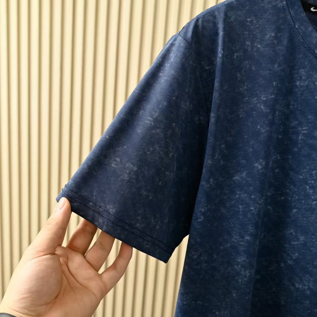 💰70
耐克NIKE夏季三色锦纶迷彩弹力 速干 冰爽丝滑轻薄弹力T恤衫圆领短袖!
尺码:M,L,XL,2XL,3XL,
颜色:牛仔蓝，灰色，白色
高端面料，三色爆炸开抢，疯狂起来!到手你定会爱不释手的爆炸款采用进口锦纶混冰丝料，透气柔软有质感特制的面料颜色很正。活力感强，不变形，不缩水让你感受史密斯的魅力，休闲商务皆可!每一个颜色上身都很有范!无论居家，出游，健身，晨练都是最好的选择!