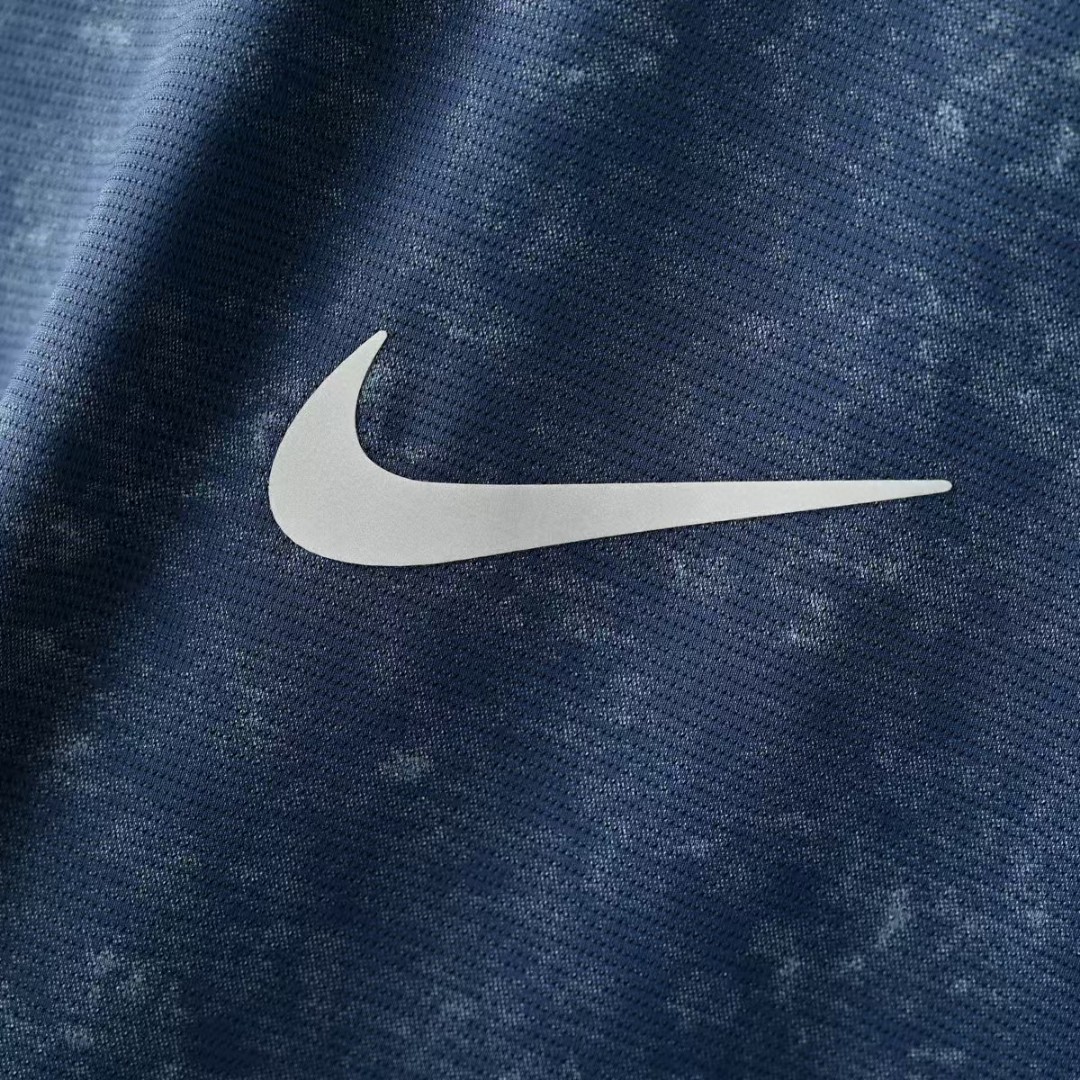 💰70
耐克NIKE夏季三色锦纶迷彩弹力 速干 冰爽丝滑轻薄弹力T恤衫圆领短袖!
尺码:M,L,XL,2XL,3XL,
颜色:牛仔蓝，灰色，白色
高端面料，三色爆炸开抢，疯狂起来!到手你定会爱不释手的爆炸款采用进口锦纶混冰丝料，透气柔软有质感特制的面料颜色很正。活力感强，不变形，不缩水让你感受史密斯的魅力，休闲商务皆可!每一个颜色上身都很有范!无论居家，出游，健身，晨练都是最好的选择!