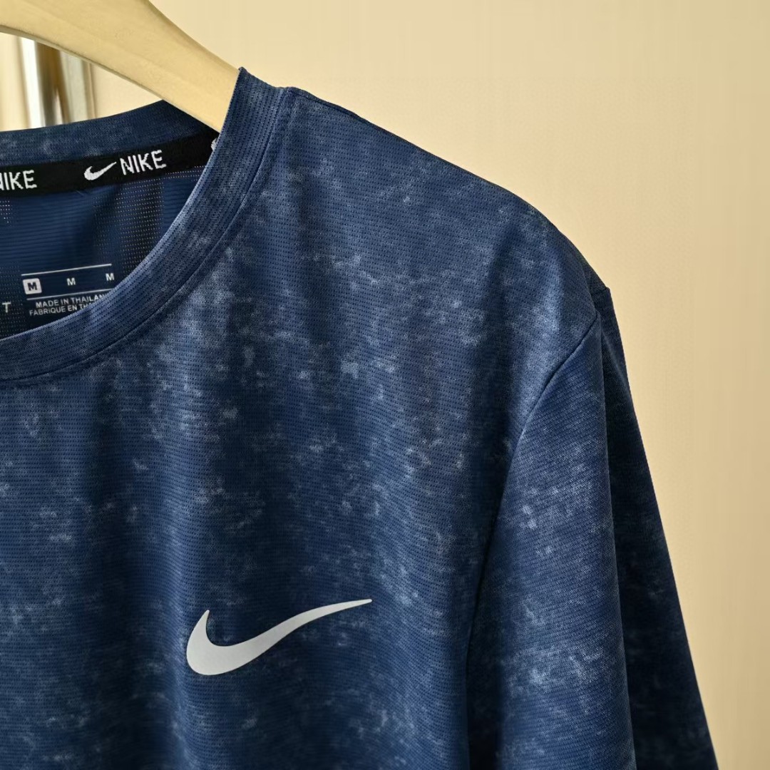💰70
耐克NIKE夏季三色锦纶迷彩弹力 速干 冰爽丝滑轻薄弹力T恤衫圆领短袖!
尺码:M,L,XL,2XL,3XL,
颜色:牛仔蓝，灰色，白色
高端面料，三色爆炸开抢，疯狂起来!到手你定会爱不释手的爆炸款采用进口锦纶混冰丝料，透气柔软有质感特制的面料颜色很正。活力感强，不变形，不缩水让你感受史密斯的魅力，休闲商务皆可!每一个颜色上身都很有范!无论居家，出游，健身，晨练都是最好的选择!