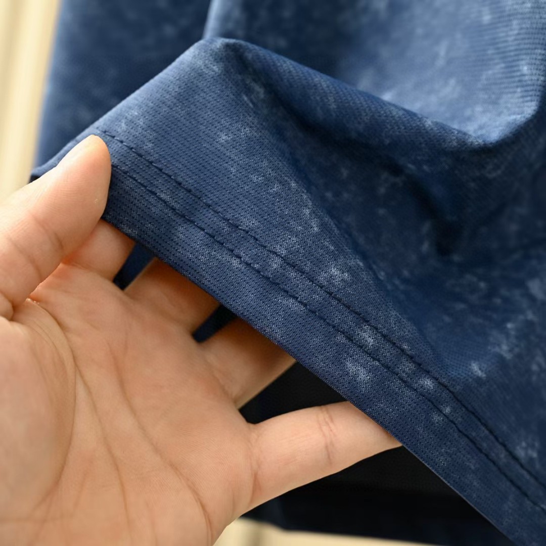 💰70
耐克NIKE夏季三色锦纶迷彩弹力 速干 冰爽丝滑轻薄弹力T恤衫圆领短袖!
尺码:M,L,XL,2XL,3XL,
颜色:牛仔蓝，灰色，白色
高端面料，三色爆炸开抢，疯狂起来!到手你定会爱不释手的爆炸款采用进口锦纶混冰丝料，透气柔软有质感特制的面料颜色很正。活力感强，不变形，不缩水让你感受史密斯的魅力，休闲商务皆可!每一个颜色上身都很有范!无论居家，出游，健身，晨练都是最好的选择!