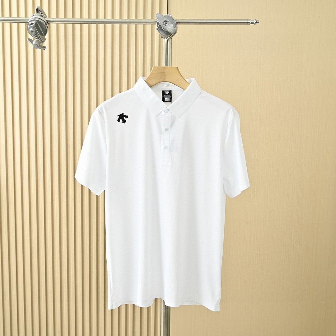 💰90
DESCENTE/迪桑特夏季新款POLO衫短袖!男女同款高版本,质量很好。经典翻领胸前硅胶小标男子运动短袖Polo衫。
颜色:黑色,白色,灰色,水绿
尺码:M-5XL
进口速干精梳珠地面料冰丝凉感亲肤舒爽,不粘身不黏腻!排汗吸湿!这款迪家的POLO衫,遵循并致敬精典!
采用了小翻领+门襟排扣的设计,隽永又儒雅,运动且商务!
左肩印有经典LOGO,高温硅胶的工艺加持,增加了设计的趣味性和观赏度
整体立体剪裁,拼块居多!跟贴合人体运动科学。绿色拼接黑色更是很突出,让人眼前一亮整体既有严谨的精英范,又有利落阳光的运动感,彰显品牌魅力 !
其具有十分优越的色牢度、耐皂洗、耐光汗复合和耐摩擦,长久穿着与洗涤仍能维持饱满的色泽度!
自问世以来、TOUGH面料以不易变形、不易褪色以及快递干爽的三大优势