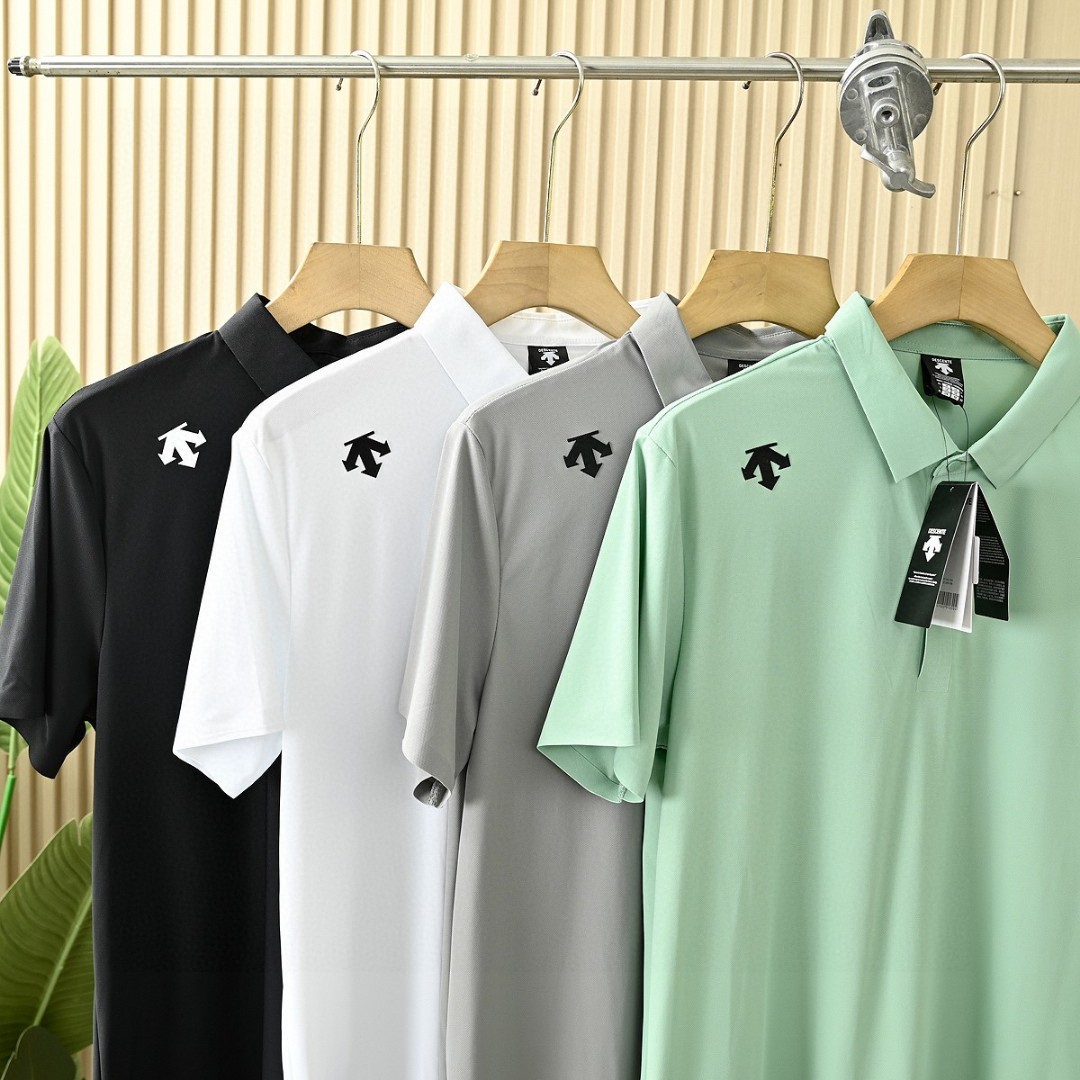 💰90
DESCENTE/迪桑特夏季新款POLO衫短袖!男女同款高版本,质量很好。经典翻领胸前硅胶小标男子运动短袖Polo衫。
颜色:黑色,白色,灰色,水绿
尺码:M-5XL
进口速干精梳珠地面料冰丝凉感亲肤舒爽,不粘身不黏腻!排汗吸湿!这款迪家的POLO衫,遵循并致敬精典!
采用了小翻领+门襟排扣的设计,隽永又儒雅,运动且商务!
左肩印有经典LOGO,高温硅胶的工艺加持,增加了设计的趣味性和观赏度
整体立体剪裁,拼块居多!跟贴合人体运动科学。绿色拼接黑色更是很突出,让人眼前一亮整体既有严谨的精英范,又有利落阳光的运动感,彰显品牌魅力 !
其具有十分优越的色牢度、耐皂洗、耐光汗复合和耐摩擦,长久穿着与洗涤仍能维持饱满的色泽度!
自问世以来、TOUGH面料以不易变形、不易褪色以及快递干爽的三大优势