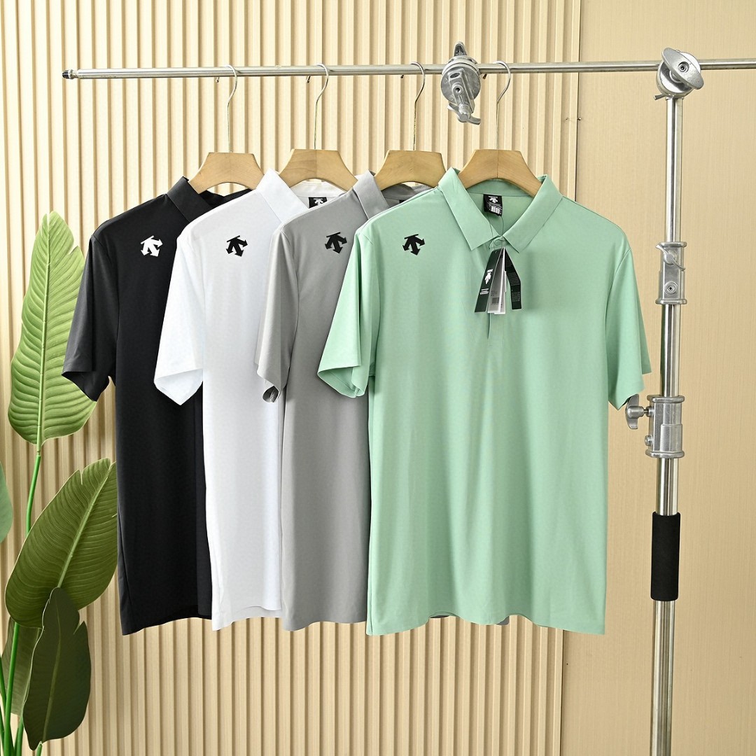 💰90
DESCENTE/迪桑特夏季新款POLO衫短袖!男女同款高版本,质量很好。经典翻领胸前硅胶小标男子运动短袖Polo衫。
颜色:黑色,白色,灰色,水绿
尺码:M-5XL
进口速干精梳珠地面料冰丝凉感亲肤舒爽,不粘身不黏腻!排汗吸湿!这款迪家的POLO衫,遵循并致敬精典!
采用了小翻领+门襟排扣的设计,隽永又儒雅,运动且商务!
左肩印有经典LOGO,高温硅胶的工艺加持,增加了设计的趣味性和观赏度
整体立体剪裁,拼块居多!跟贴合人体运动科学。绿色拼接黑色更是很突出,让人眼前一亮整体既有严谨的精英范,又有利落阳光的运动感,彰显品牌魅力 !
其具有十分优越的色牢度、耐皂洗、耐光汗复合和耐摩擦,长久穿着与洗涤仍能维持饱满的色泽度!
自问世以来、TOUGH面料以不易变形、不易褪色以及快递干爽的三大优势