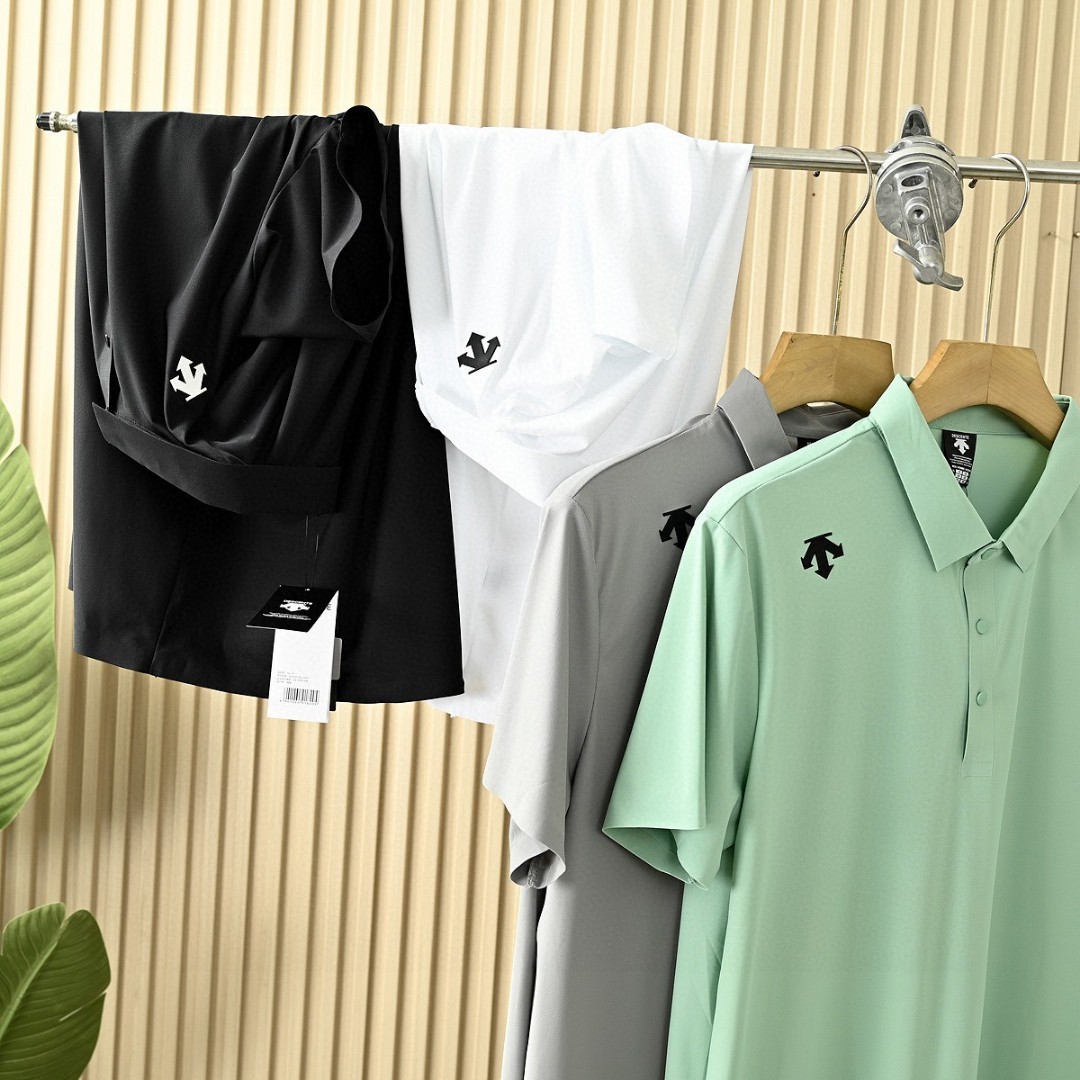 💰90
DESCENTE/迪桑特夏季新款POLO衫短袖!男女同款高版本,质量很好。经典翻领胸前硅胶小标男子运动短袖Polo衫。
颜色:黑色,白色,灰色,水绿
尺码:M-5XL
进口速干精梳珠地面料冰丝凉感亲肤舒爽,不粘身不黏腻!排汗吸湿!这款迪家的POLO衫,遵循并致敬精典!
采用了小翻领+门襟排扣的设计,隽永又儒雅,运动且商务!
左肩印有经典LOGO,高温硅胶的工艺加持,增加了设计的趣味性和观赏度
整体立体剪裁,拼块居多!跟贴合人体运动科学。绿色拼接黑色更是很突出,让人眼前一亮整体既有严谨的精英范,又有利落阳光的运动感,彰显品牌魅力 !
其具有十分优越的色牢度、耐皂洗、耐光汗复合和耐摩擦,长久穿着与洗涤仍能维持饱满的色泽度!
自问世以来、TOUGH面料以不易变形、不易褪色以及快递干爽的三大优势