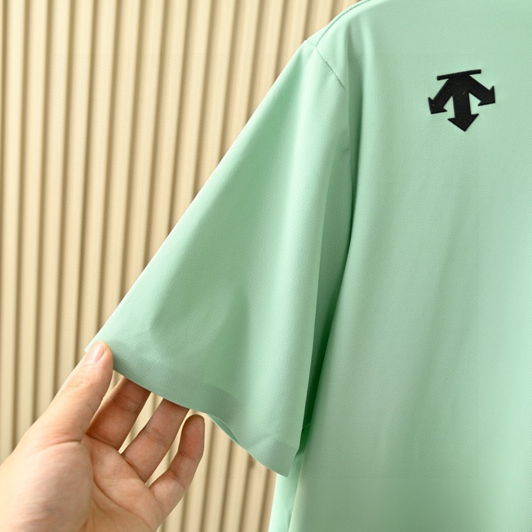 💰90
DESCENTE/迪桑特夏季新款POLO衫短袖!男女同款高版本,质量很好。经典翻领胸前硅胶小标男子运动短袖Polo衫。
颜色:黑色,白色,灰色,水绿
尺码:M-5XL
进口速干精梳珠地面料冰丝凉感亲肤舒爽,不粘身不黏腻!排汗吸湿!这款迪家的POLO衫,遵循并致敬精典!
采用了小翻领+门襟排扣的设计,隽永又儒雅,运动且商务!
左肩印有经典LOGO,高温硅胶的工艺加持,增加了设计的趣味性和观赏度
整体立体剪裁,拼块居多!跟贴合人体运动科学。绿色拼接黑色更是很突出,让人眼前一亮整体既有严谨的精英范,又有利落阳光的运动感,彰显品牌魅力 !
其具有十分优越的色牢度、耐皂洗、耐光汗复合和耐摩擦,长久穿着与洗涤仍能维持饱满的色泽度!
自问世以来、TOUGH面料以不易变形、不易褪色以及快递干爽的三大优势
