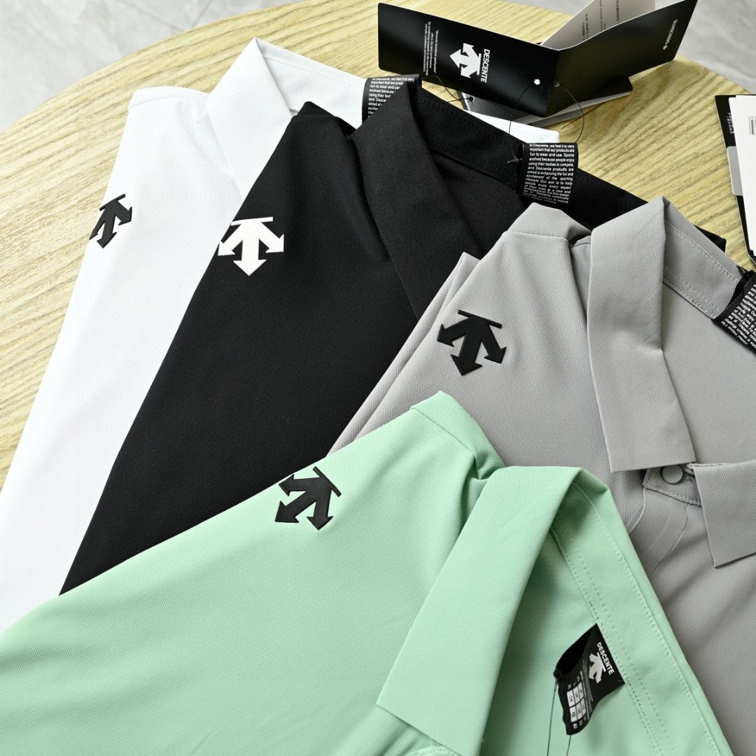 💰90
DESCENTE/迪桑特夏季新款POLO衫短袖!男女同款高版本,质量很好。经典翻领胸前硅胶小标男子运动短袖Polo衫。
颜色:黑色,白色,灰色,水绿
尺码:M-5XL
进口速干精梳珠地面料冰丝凉感亲肤舒爽,不粘身不黏腻!排汗吸湿!这款迪家的POLO衫,遵循并致敬精典!
采用了小翻领+门襟排扣的设计,隽永又儒雅,运动且商务!
左肩印有经典LOGO,高温硅胶的工艺加持,增加了设计的趣味性和观赏度
整体立体剪裁,拼块居多!跟贴合人体运动科学。绿色拼接黑色更是很突出,让人眼前一亮整体既有严谨的精英范,又有利落阳光的运动感,彰显品牌魅力 !
其具有十分优越的色牢度、耐皂洗、耐光汗复合和耐摩擦,长久穿着与洗涤仍能维持饱满的色泽度!
自问世以来、TOUGH面料以不易变形、不易褪色以及快递干爽的三大优势