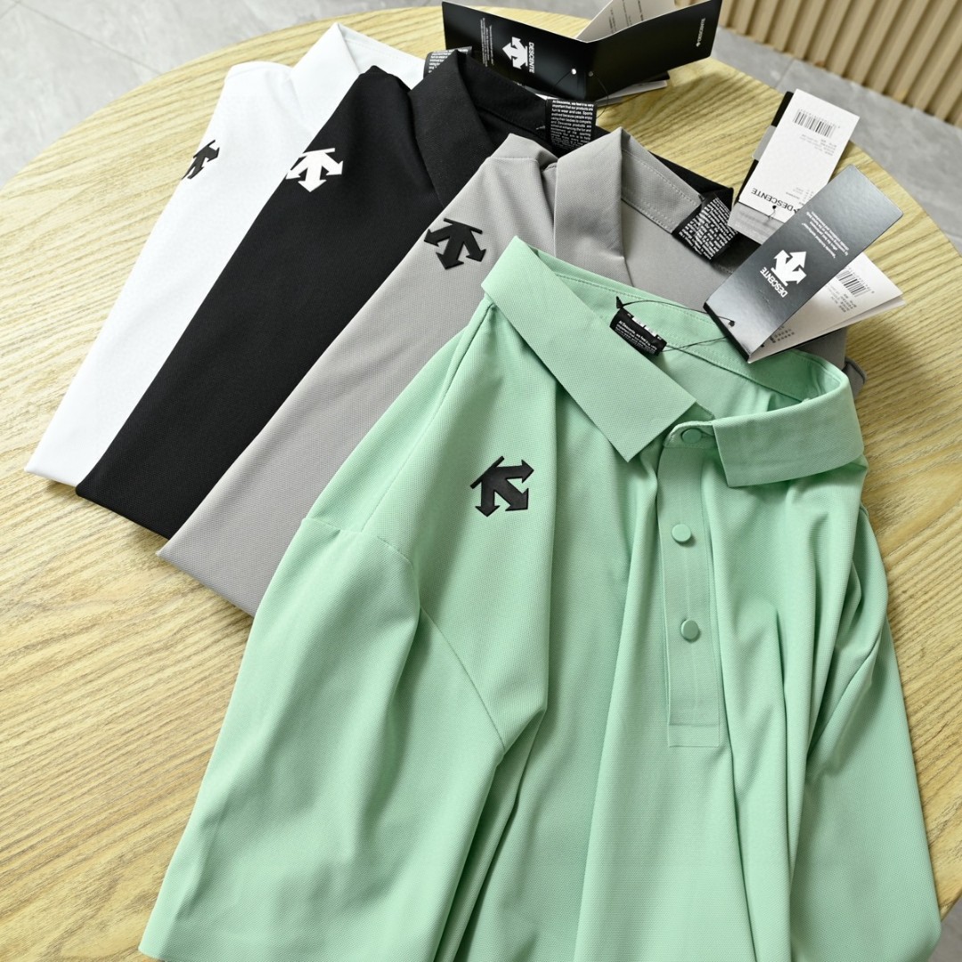 💰90
DESCENTE/迪桑特夏季新款POLO衫短袖!男女同款高版本,质量很好。经典翻领胸前硅胶小标男子运动短袖Polo衫。
颜色:黑色,白色,灰色,水绿
尺码:M-5XL
进口速干精梳珠地面料冰丝凉感亲肤舒爽,不粘身不黏腻!排汗吸湿!这款迪家的POLO衫,遵循并致敬精典!
采用了小翻领+门襟排扣的设计,隽永又儒雅,运动且商务!
左肩印有经典LOGO,高温硅胶的工艺加持,增加了设计的趣味性和观赏度
整体立体剪裁,拼块居多!跟贴合人体运动科学。绿色拼接黑色更是很突出,让人眼前一亮整体既有严谨的精英范,又有利落阳光的运动感,彰显品牌魅力 !
其具有十分优越的色牢度、耐皂洗、耐光汗复合和耐摩擦,长久穿着与洗涤仍能维持饱满的色泽度!
自问世以来、TOUGH面料以不易变形、不易褪色以及快递干爽的三大优势