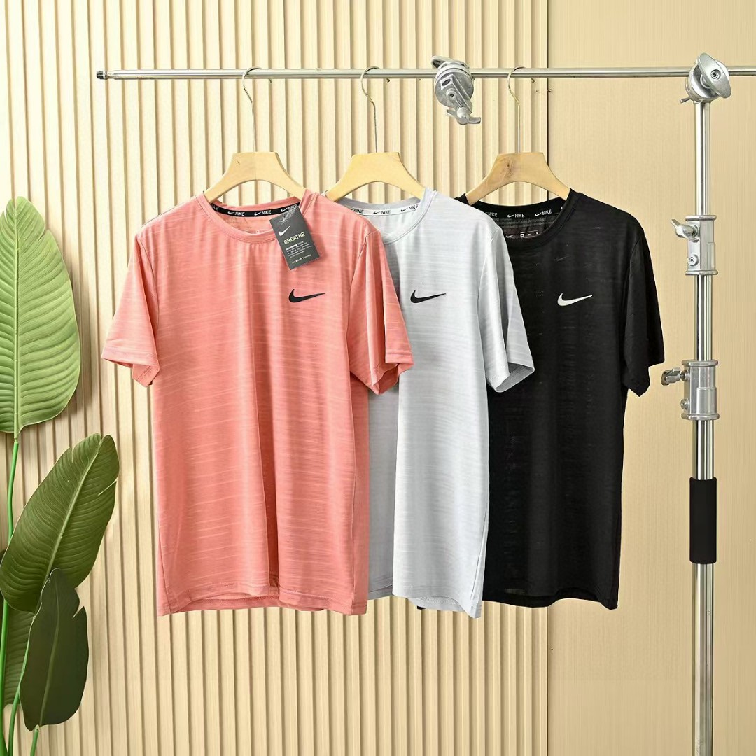 上新P70 耐克NIKE夏季三色锦纶网眼弹力 速干 冰丝爽滑轻薄T恤衫短袖! 尺码:M,L,XL,2XL,3XL, 颜色:灰白,黑色,皮粉 高端面料，爆炸开抢，疯狂起来!到手你定会爱不释手的爆炸款采用进口锦纶混冰丝料，透气柔软有质感特制的面料颜色很正。活力感强，不变形，不缩水让你感受史密斯的魅力，休闲商务皆可!每一个颜色上身都很有范!无论居家，出游，健身，晨练都是最好的选择!