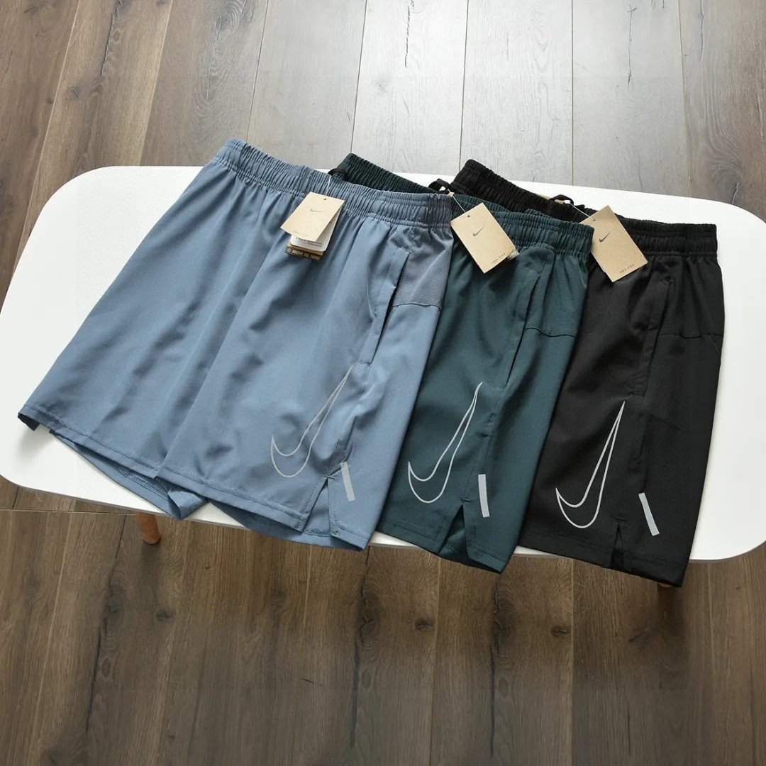 上新P75 锦纶冰丝空调短裤  上身降温5度° 钩子NIKE耐克夏季冰丝速干轻薄五分短裤!镂空logo!隐形拉链口袋!超级冰爽弹力舒适! 尺码:M,L,XL,2XL,3XL,   颜色:黑色,雾蓝,墨绿 极品梭织冰丝面料，手感顺滑速干排汗轻薄透气，而且还具抗备皱 高弹性不形变的特性，上身级超有型超级冰爽。炎炎夏日非常舒服! 简单大气！大厂订单，三标齐全，无论面料还是工做细节绝对都是一流，立体剪裁，上身显瘦。炎热又漫的长夏季，强烈建议手人两条,必入!