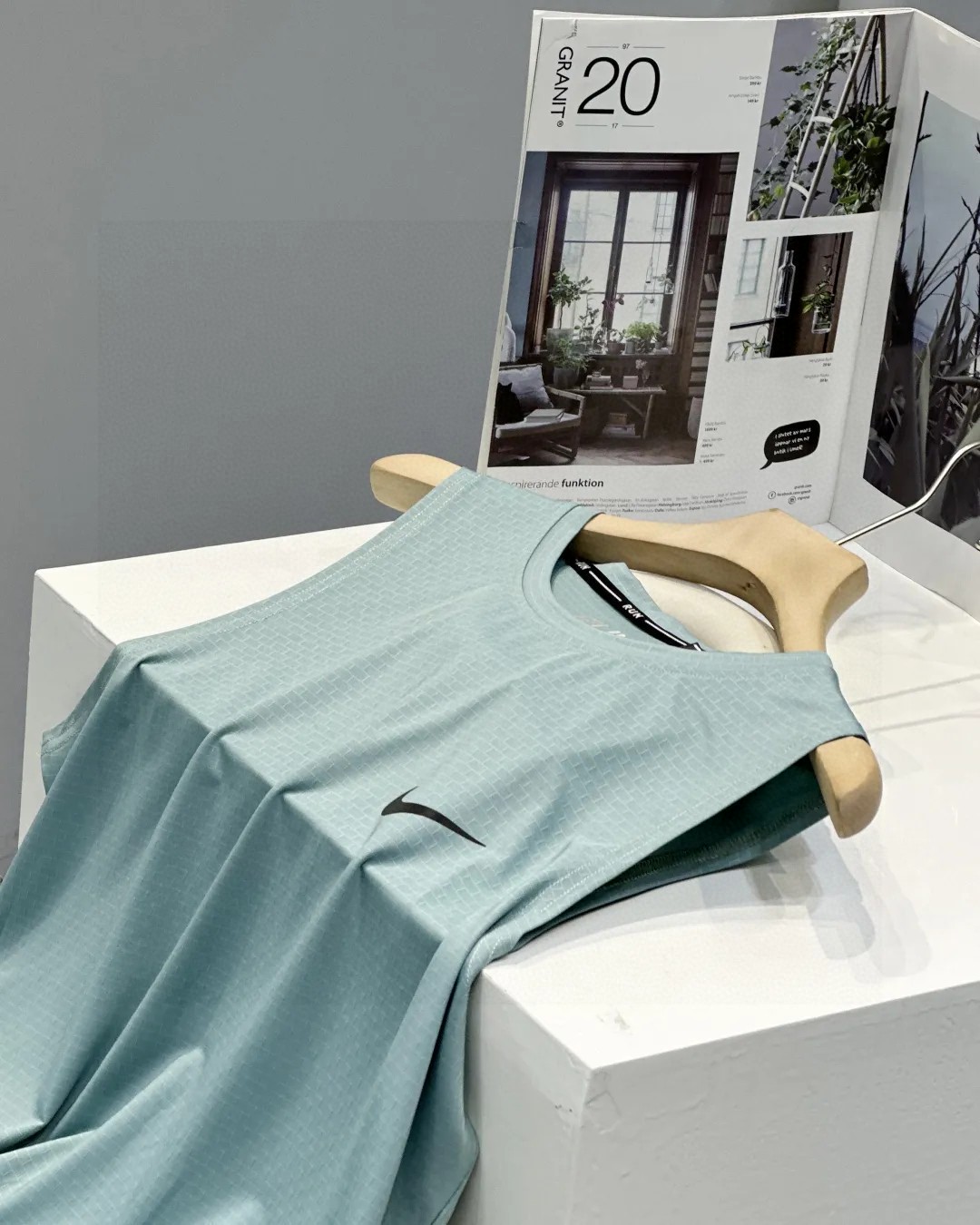 上新P65 耐克钩子夏季男子吸排汗速干长城格冰爽弹力无袖背心。面料冰爽透气排汗! 尺码:M-3XL 颜色:黑色 .白色.浅绿 运动、打底、健身都可以穿 ,可以说是多功能一体衣 质量和性价比都是今年最高的一款。面料极其柔软舒适冰爽。设计和剪裁足以看出来是多么的经精挑细选。为了提高活动自由度、透气性 保持干爽轻 盈 ,采用的都是进口排潮系统技术,这种技术可以防异味,有助于减少异味微生物的滋生。四维弹力面料 让您感到加倍速干、顺滑、轻盈,特别是在运动后全身都不会让你感到汗液粘敷感。 这个季节单穿、打底 随意搭配,高科技新型速干面料,舒适透气,立体剪裁工艺,版型超好,夏天秀身材好利器。